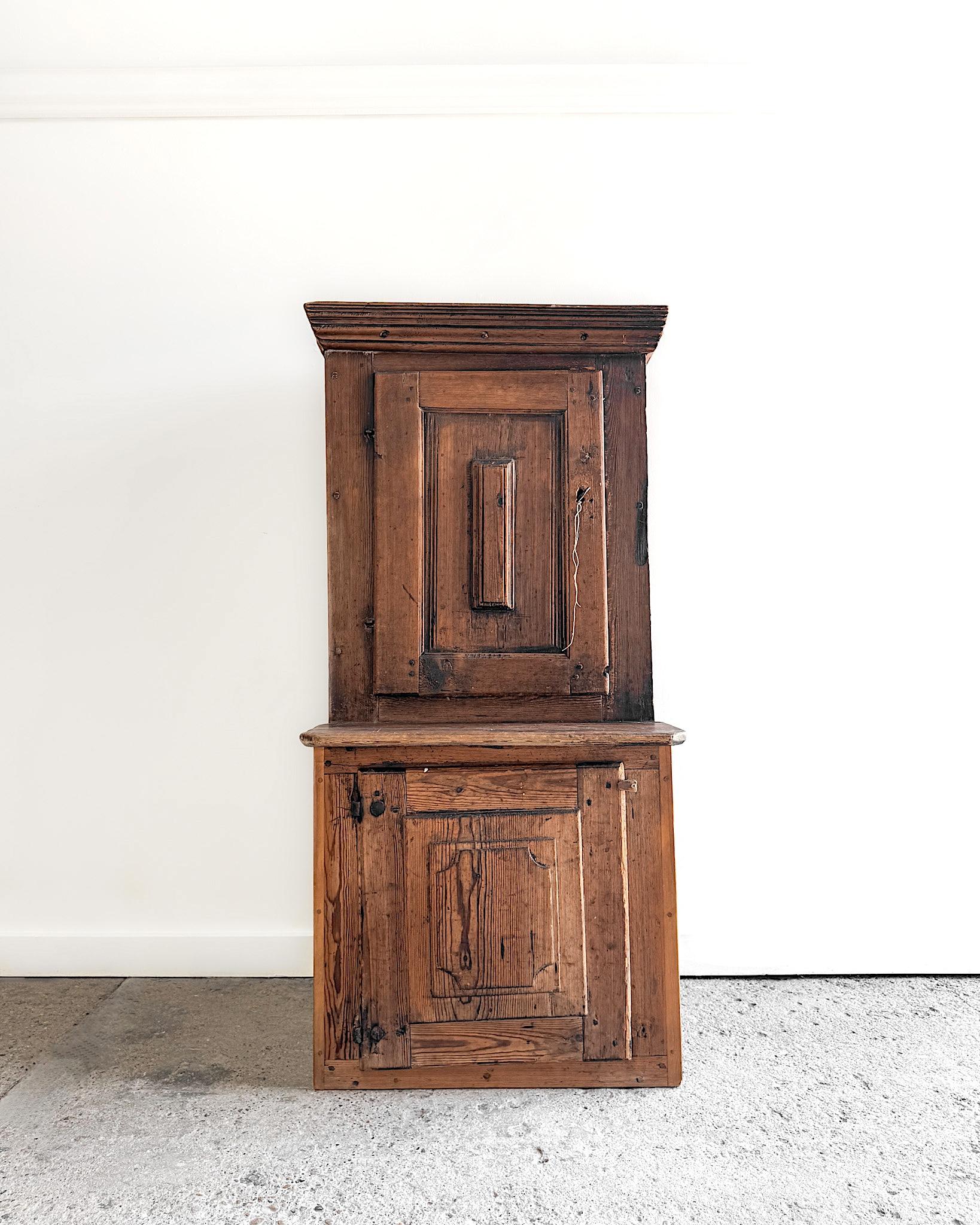Gustavien Petite armoire suédoise du 17e siècle en vente