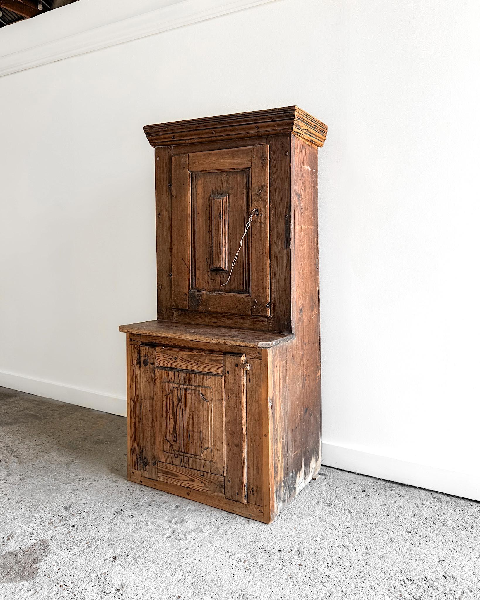 Suédois Petite armoire suédoise du 17e siècle en vente
