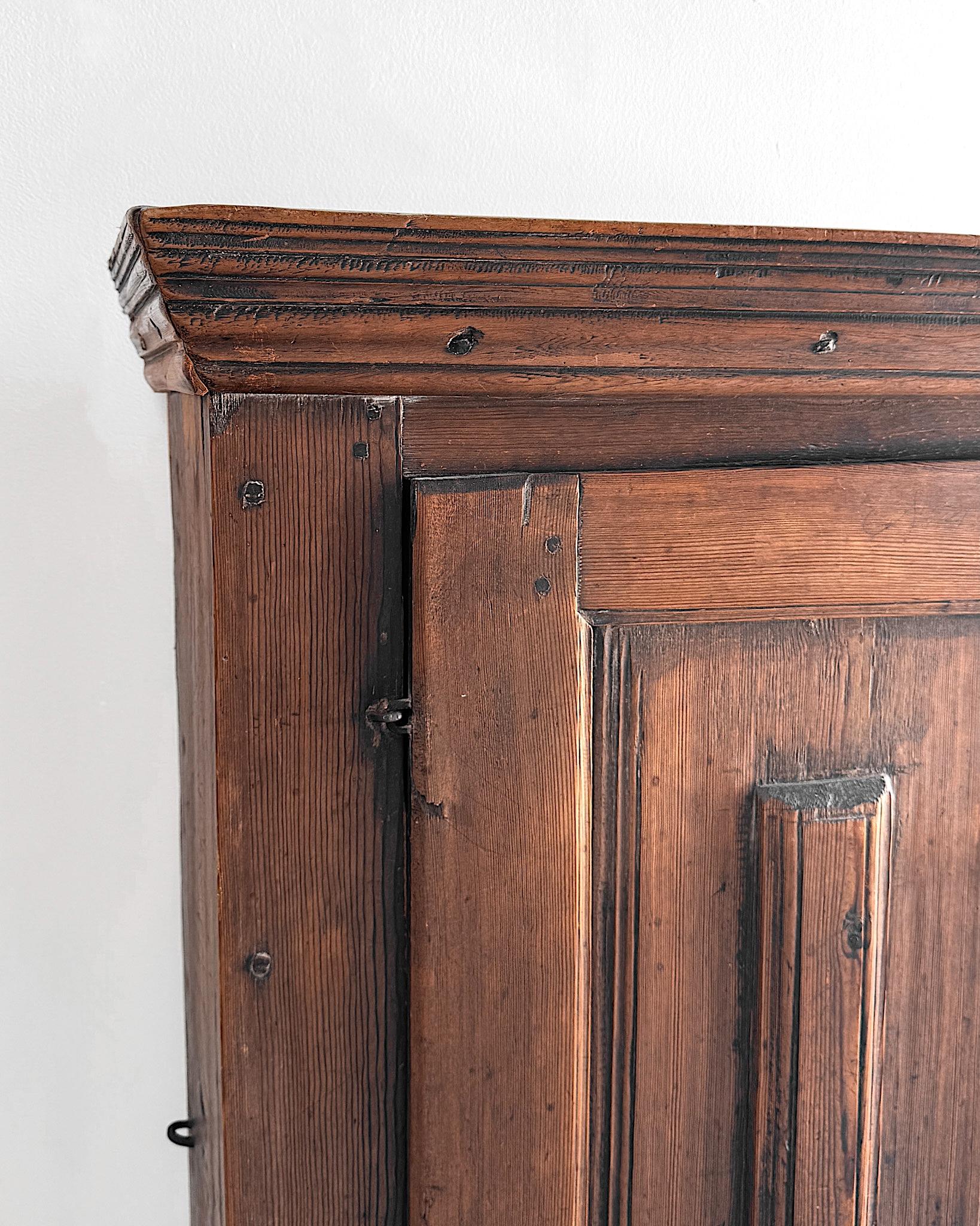 Petite armoire suédoise du 17e siècle Bon état - En vente à Mckinney, TX