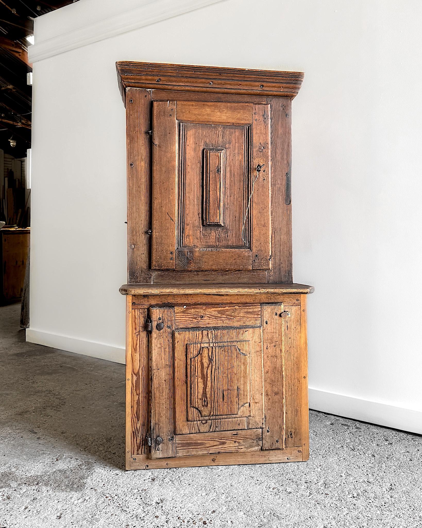 17ème siècle Petite armoire suédoise du 17e siècle en vente