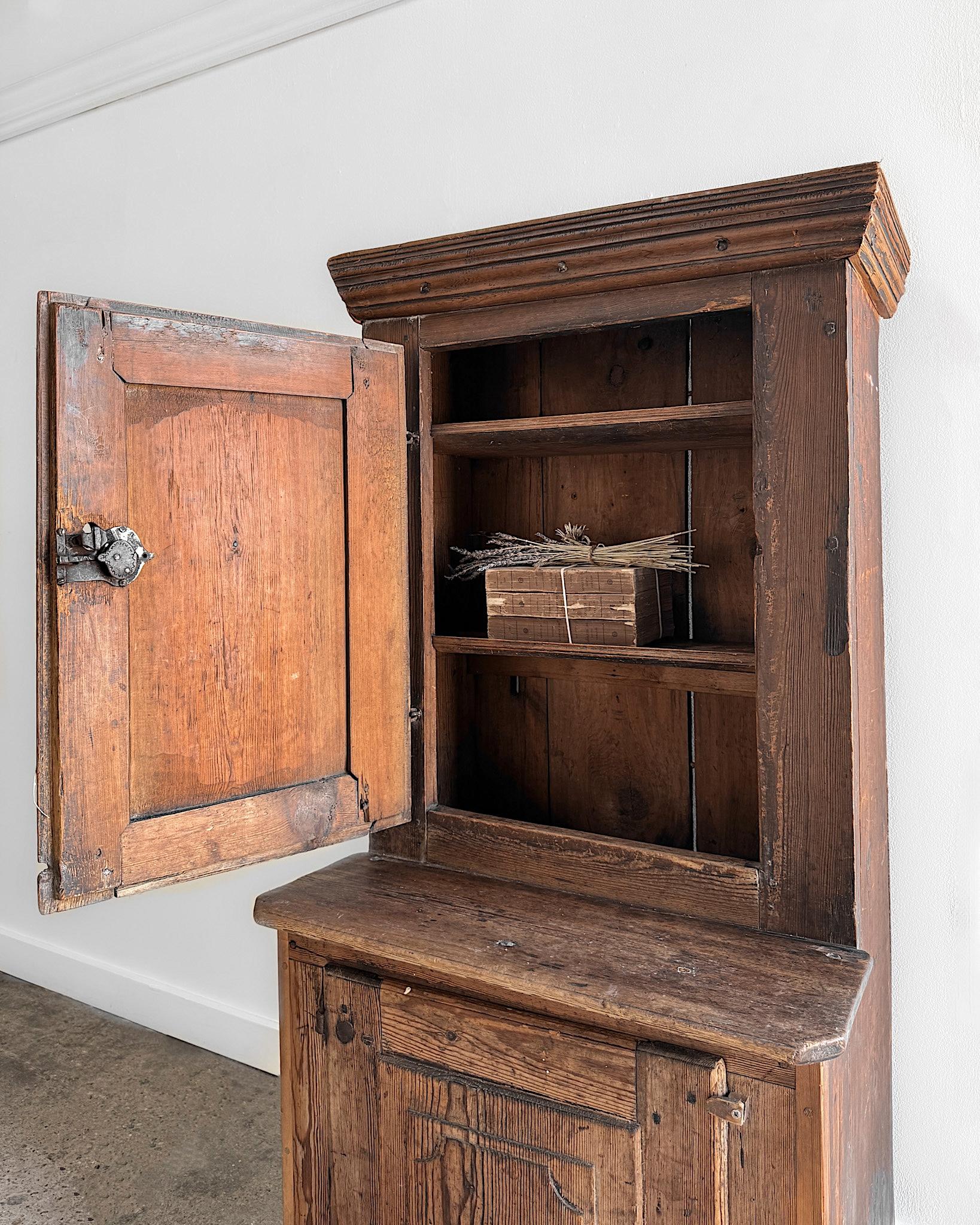 Bois Petite armoire suédoise du 17e siècle en vente