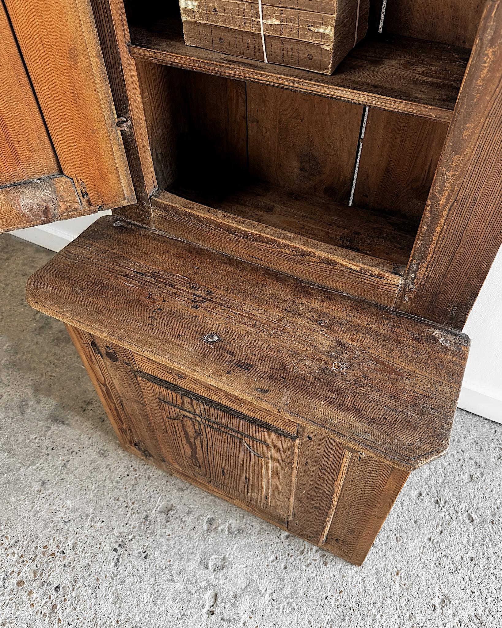 Petite armoire suédoise du 17e siècle en vente 1