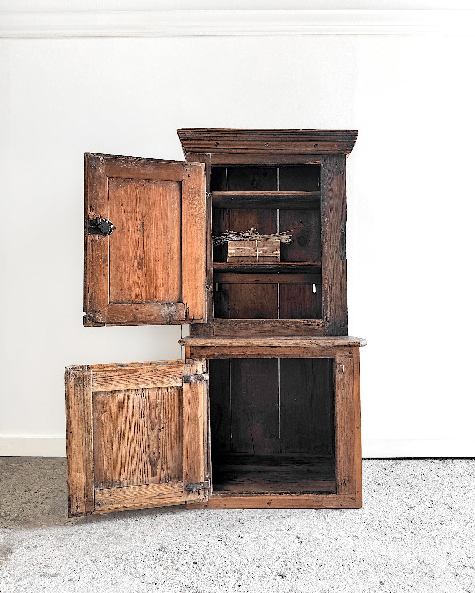 Petite armoire suédoise du 17e siècle en vente 2