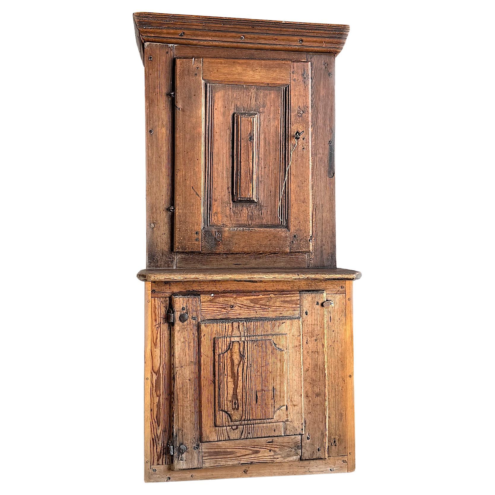 Petite armoire suédoise du 17e siècle en vente