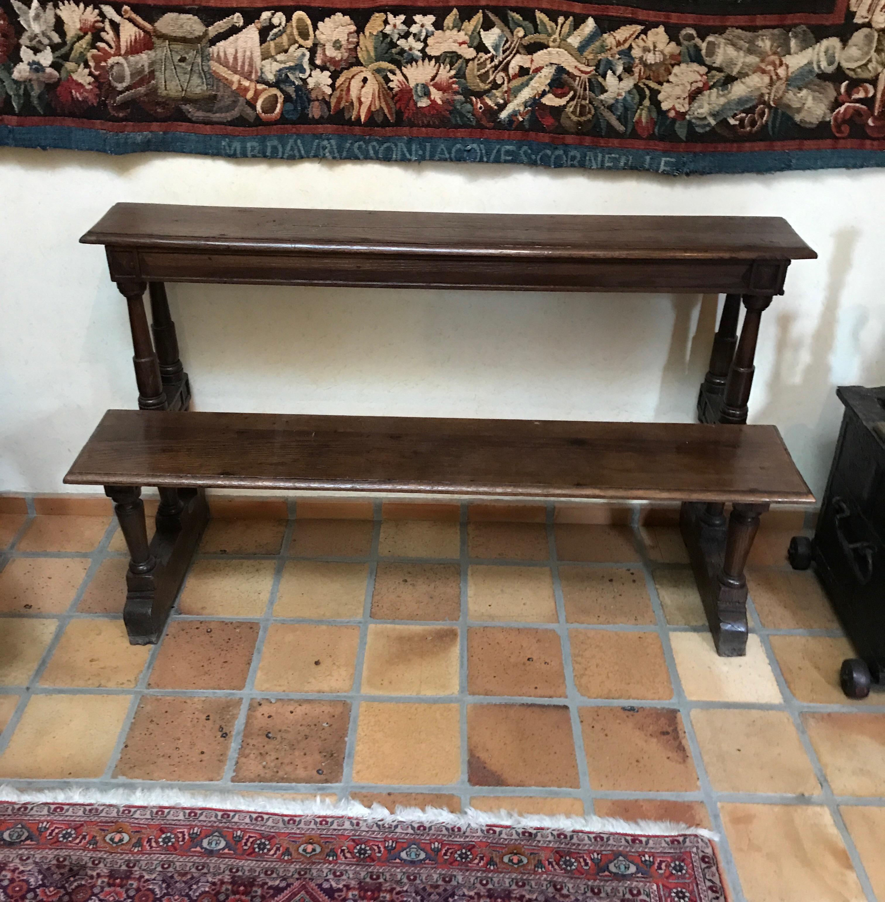 Small church bench or pew in oak with wonderful patina and in very perfect condition
Louis XIII.

 