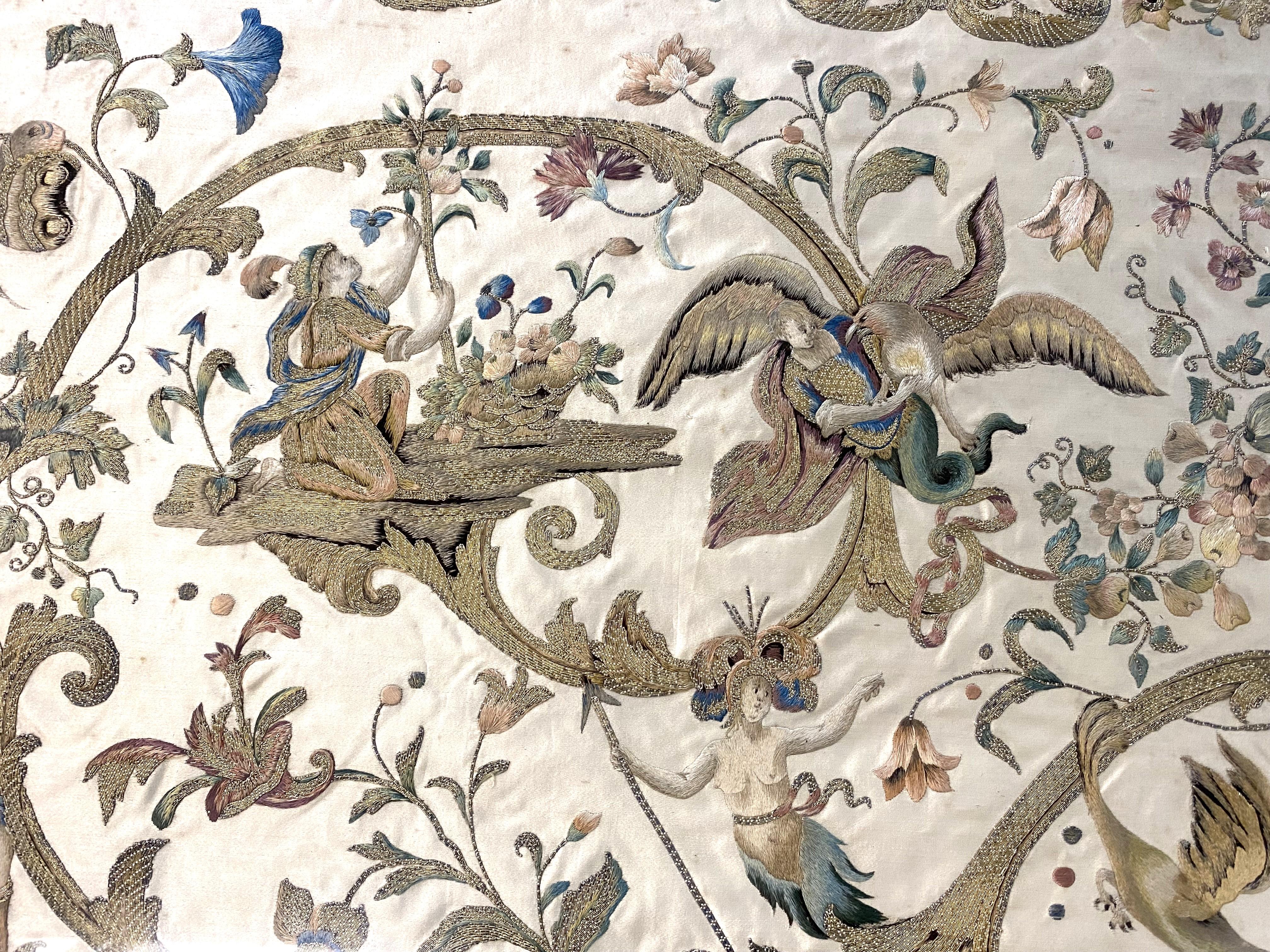 Pannello in raso di seta ricamato in Piemonte del XVII secolo con figure mitologiche in vendita 2