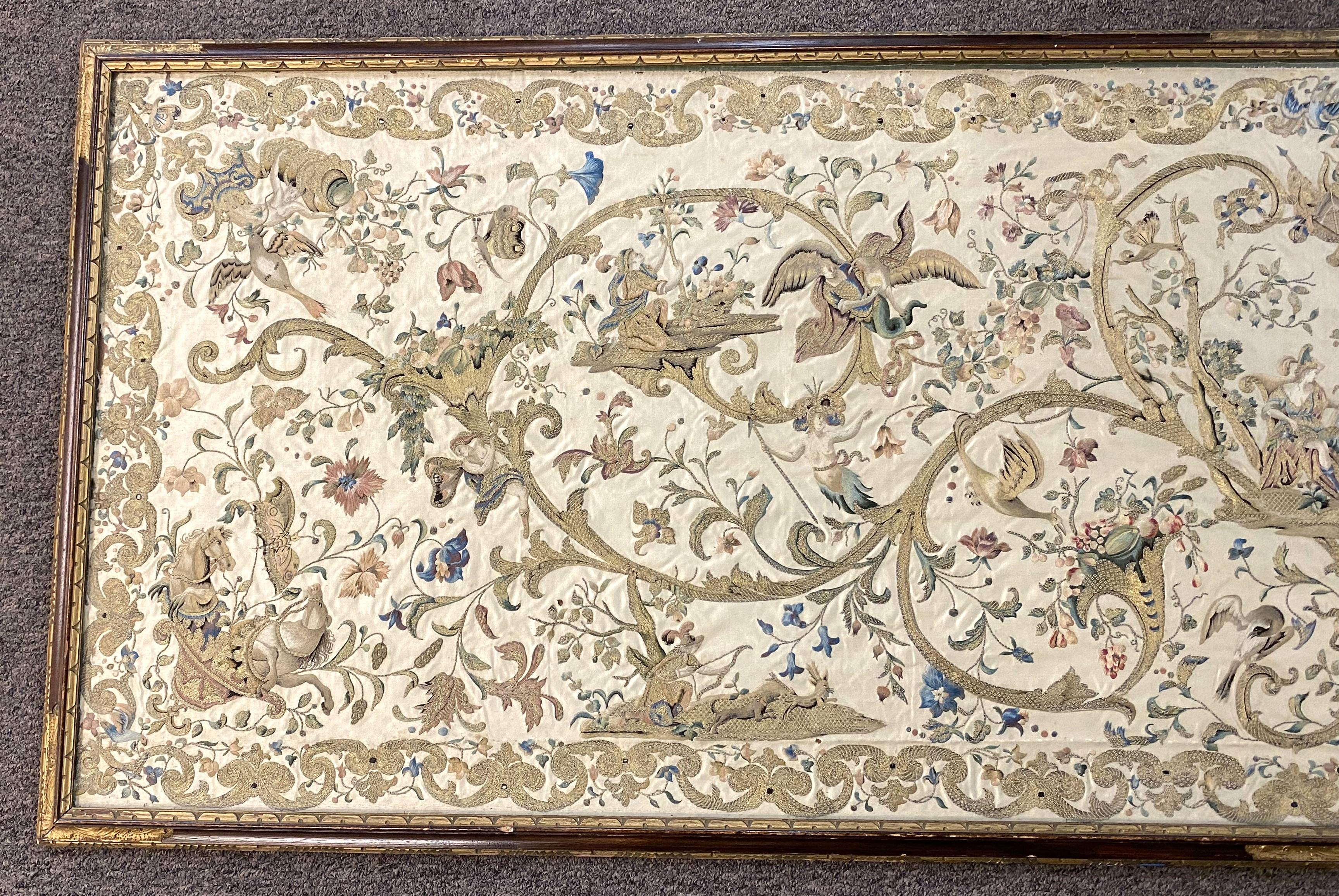 Un grande e raffinato pannello in raso di seta ricamato in colori pastello con figure mitologiche, animali, fogliame e volute intrecciate, proveniente dal Piemonte, circa XVII secolo. Provenienza: Dalla proprietà di Irene Worth, attrice teatrale e