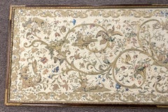 Panneau en satin de soie brodé Piedmont du 17ème siècle avec figures mythologiques