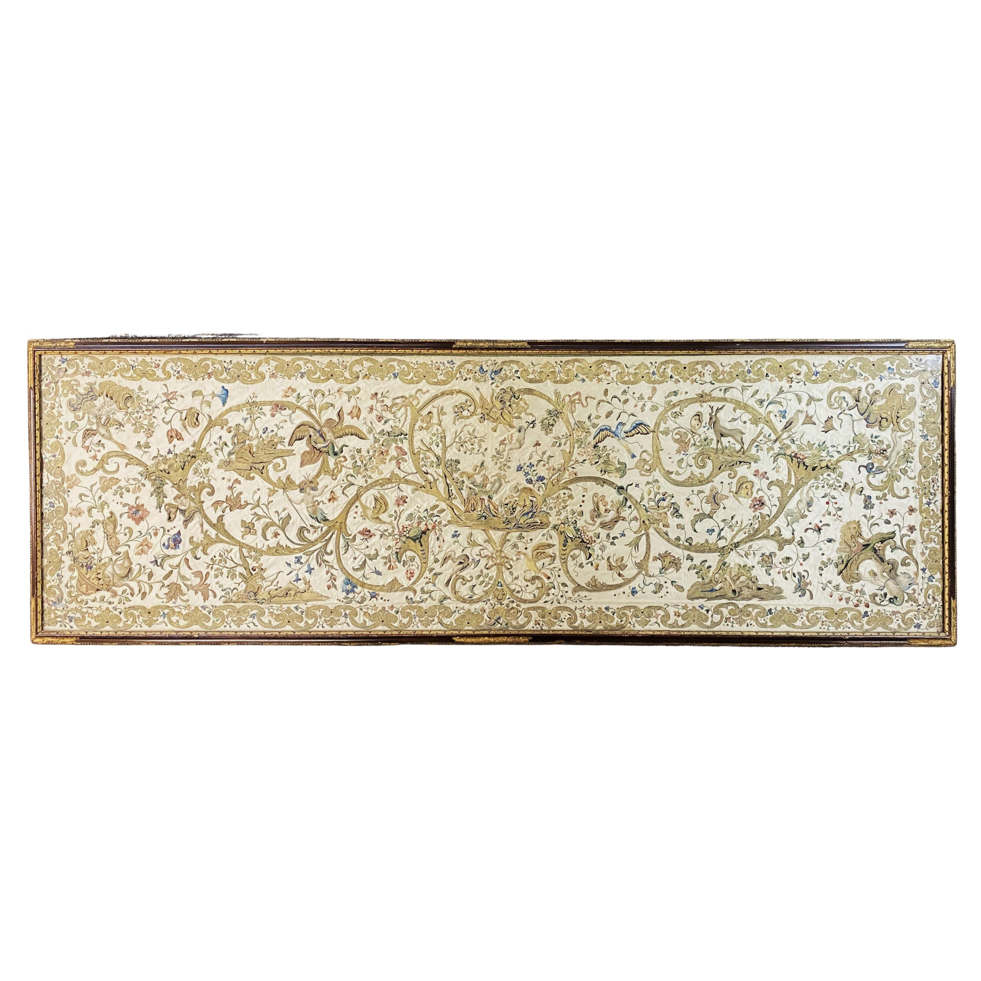 Besticktes Seiden-Satin-Paneel mit mythologischen Figuren aus Piedmont aus dem 17. Jahrhundert