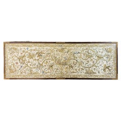 Panel de raso de seda bordado en Piamonte del siglo XVII con figuras mitológicas