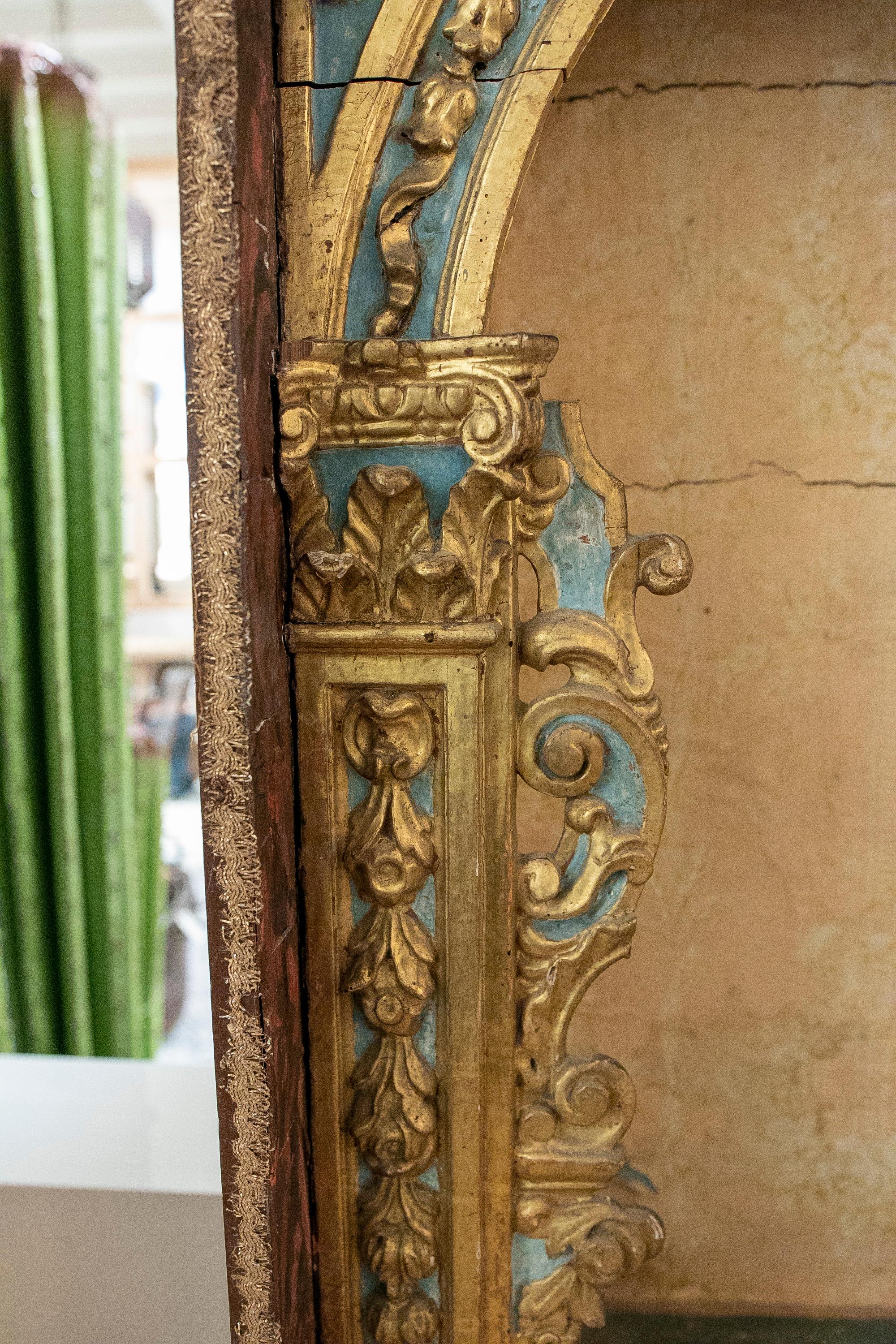 17th Century Polychrome Wooden Niche with Angels and Pilasters In Good Condition For Sale In Marbella, ES