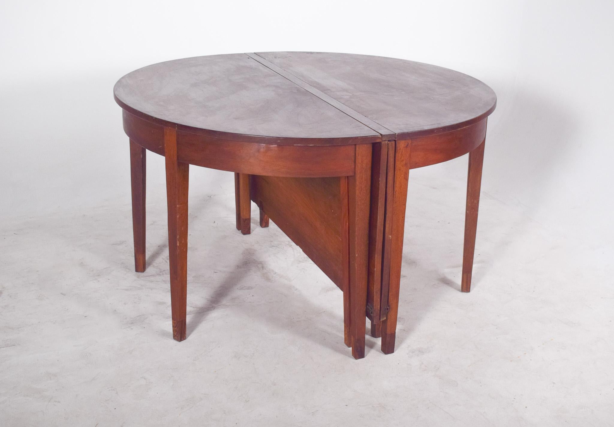 D. Table à rallonge de style Maria en vinhático. Composé de deux plateaux semi-circulaires qui, une fois réunis, forment une table ronde. Le modèle présente une structure épurée avec un plateau lisse reposant sur des pieds droits et légèrement