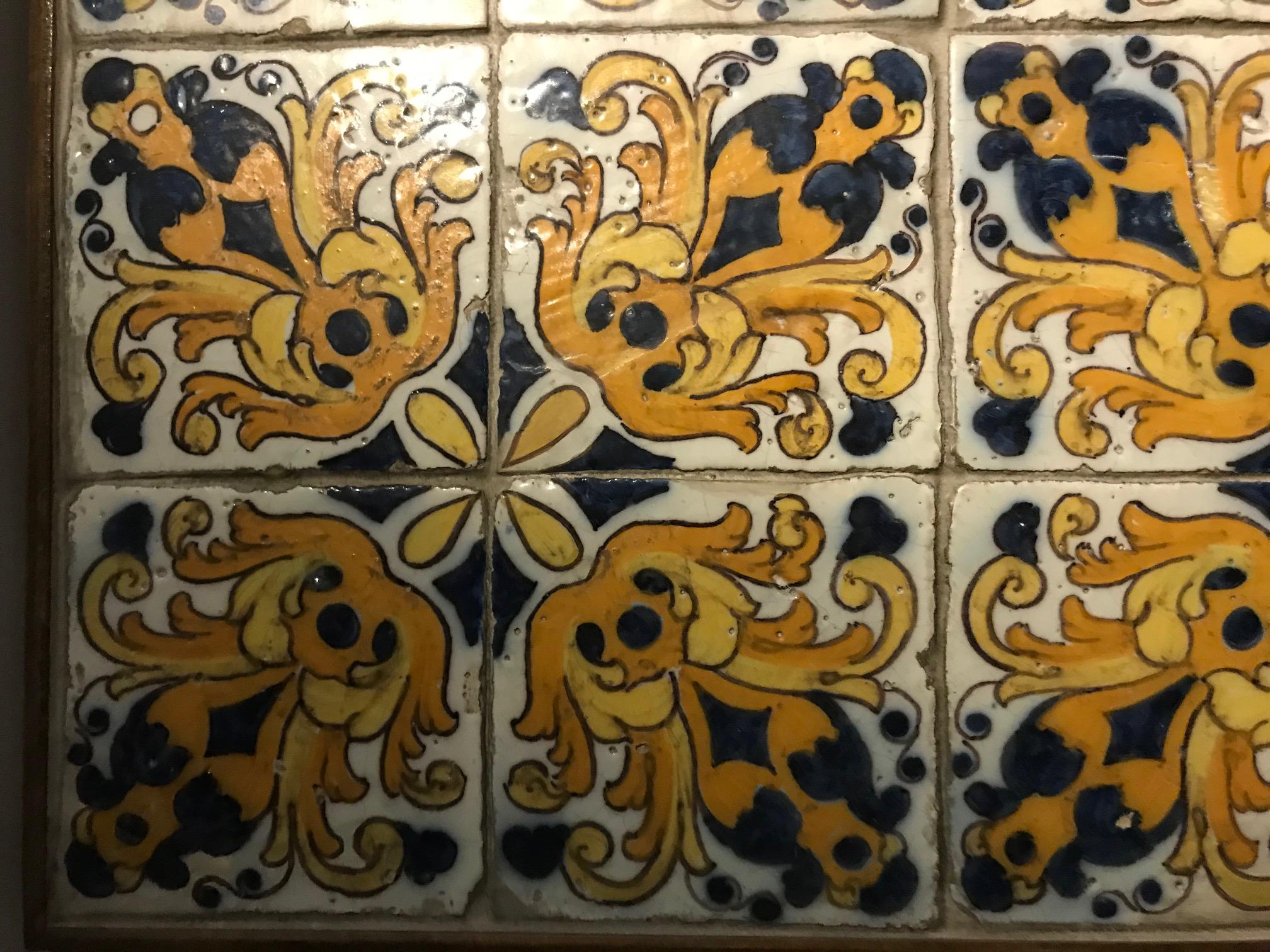 17th Century Portuguese polychrome blue and yellow on white tile Mural In Good Condition For Sale In Lisbon, PT
