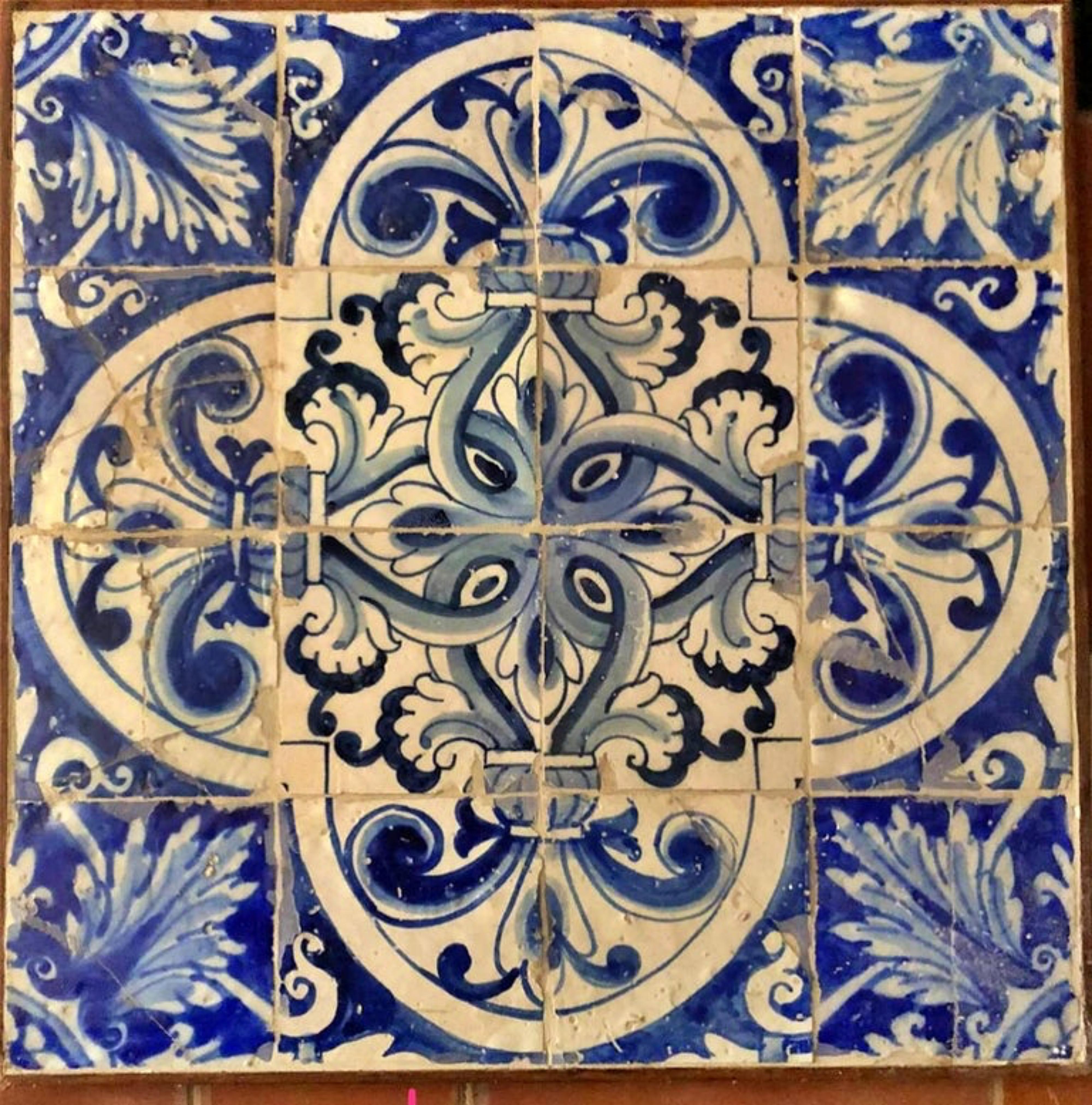 Größte Sammlung portugiesischer Fliesen der Welt
Portugiesische Fliesentafel aus dem 17.
Wiederhergestellt
56cm x 56cm
14cm x 14cm Fliesen

Mit Echtheits- und Ausfuhrzertifikat, ausgestellt von der Generaldirektion für das portugiesische Kulturerbe,