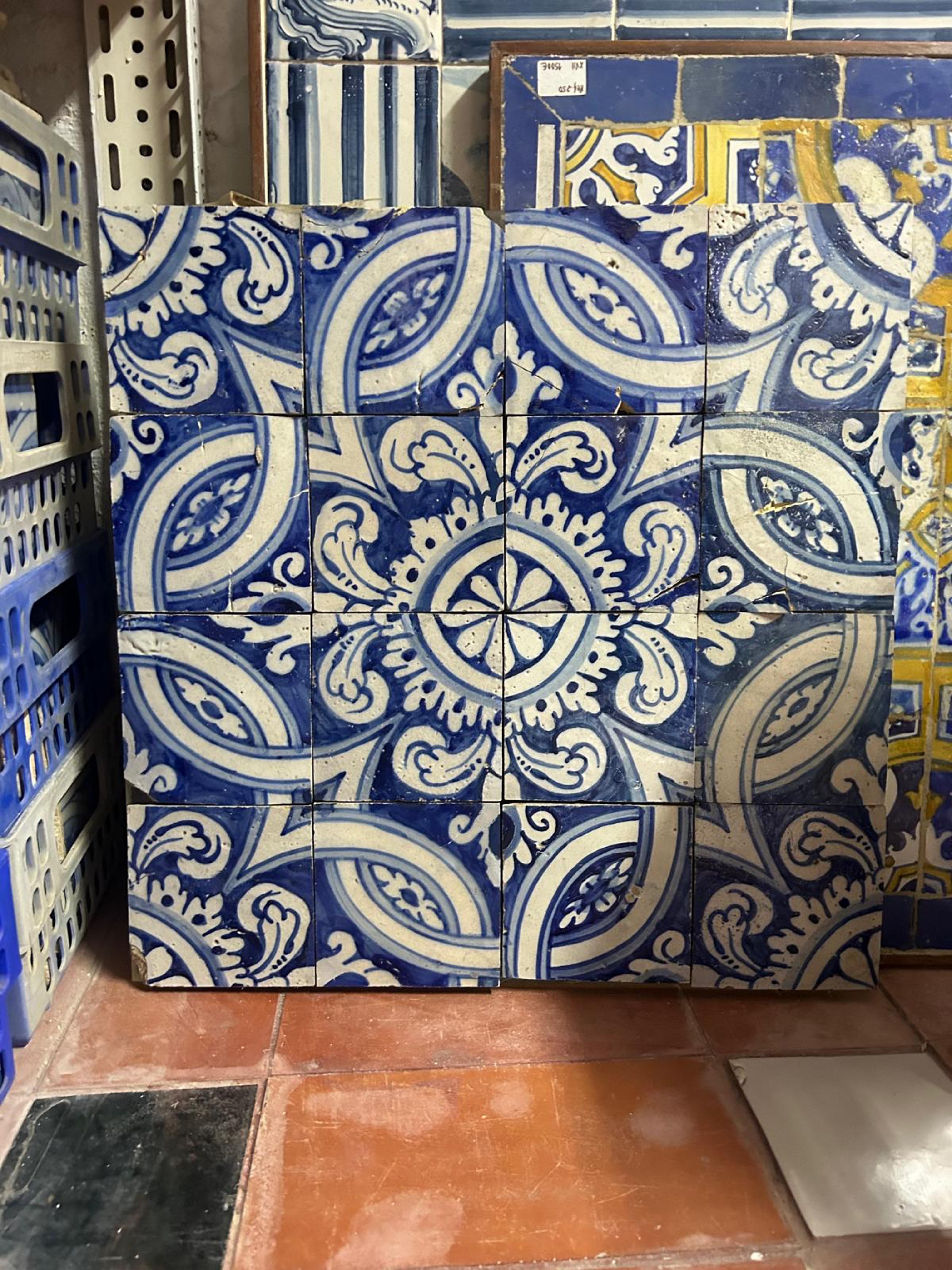 Portugiesische Kachelplatte aus dem 17. Jahrhundert (18. Jahrhundert und früher) im Angebot