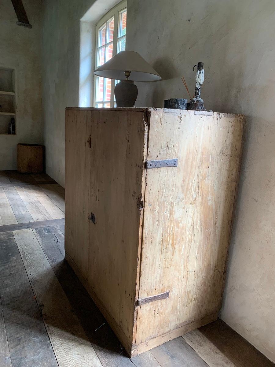 17th Century Pyrinee Cupboard In Good Condition In Vosselaar, BE