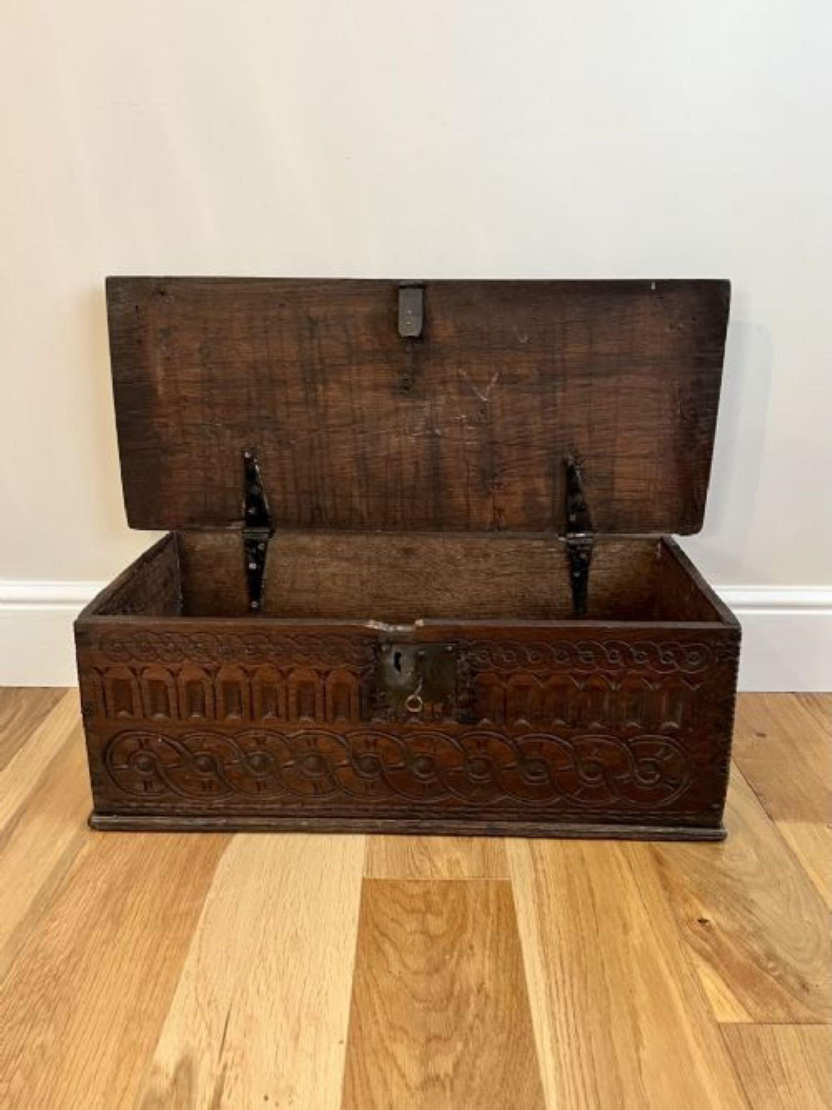 17. Jahrhundert Qualität Eiche Bibel Box  im Zustand „Gut“ im Angebot in Ipswich, GB