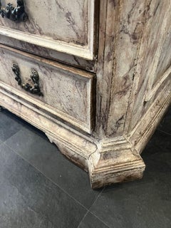 Rara cassettiera del XVII secolo dipinta con finto marmo