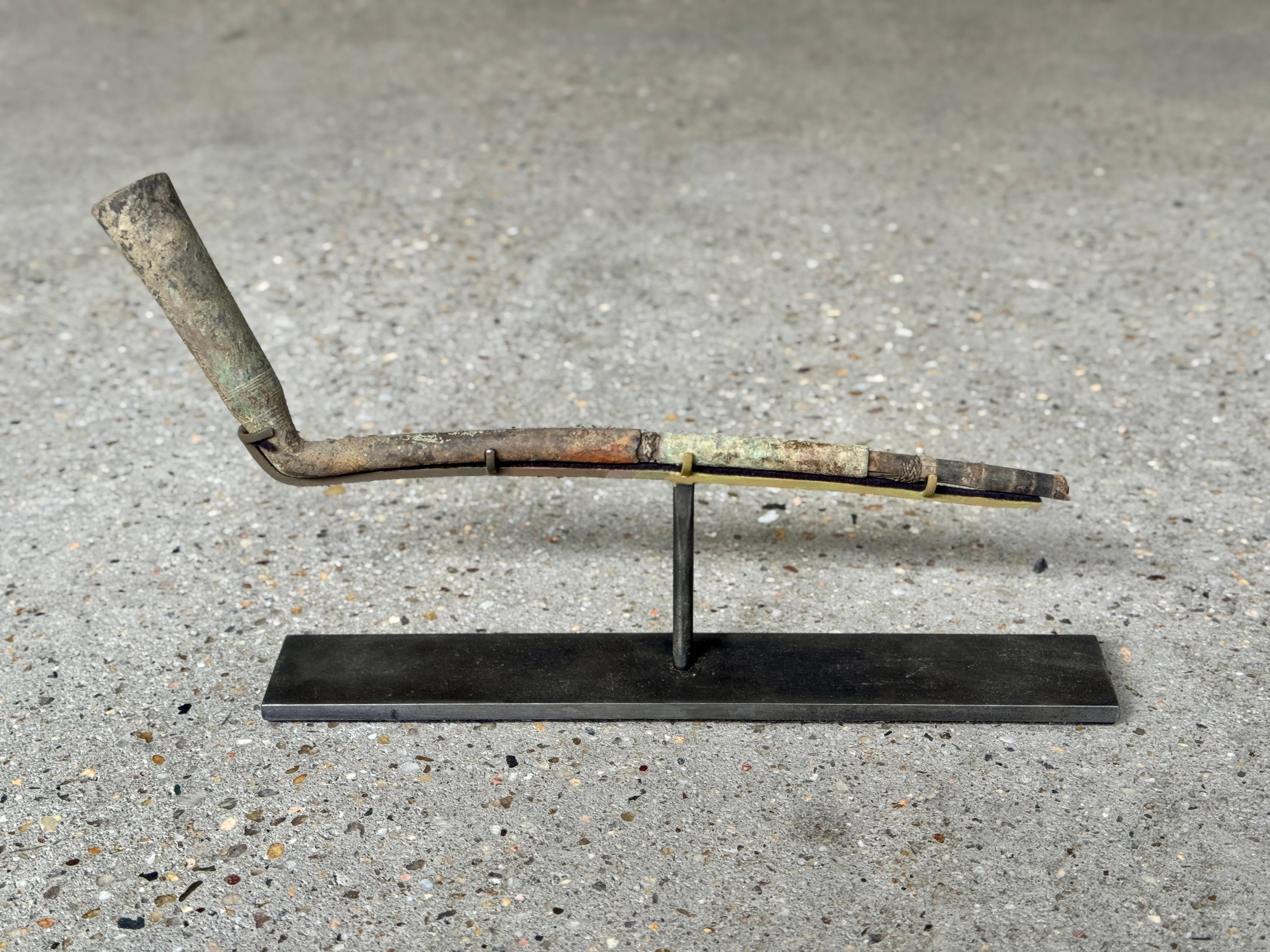 Rare pipe à tabac médiévale du 17e siècle en provenance d'Asie du Sud-Est. Mis au jour dans les hauts plateaux du centre du Viêt Nam, près de la frontière cambodgienne. Plateau de Tay Nguyen, Montagnard, tribu Jarai Est, XVIIe siècle, peut-être plus