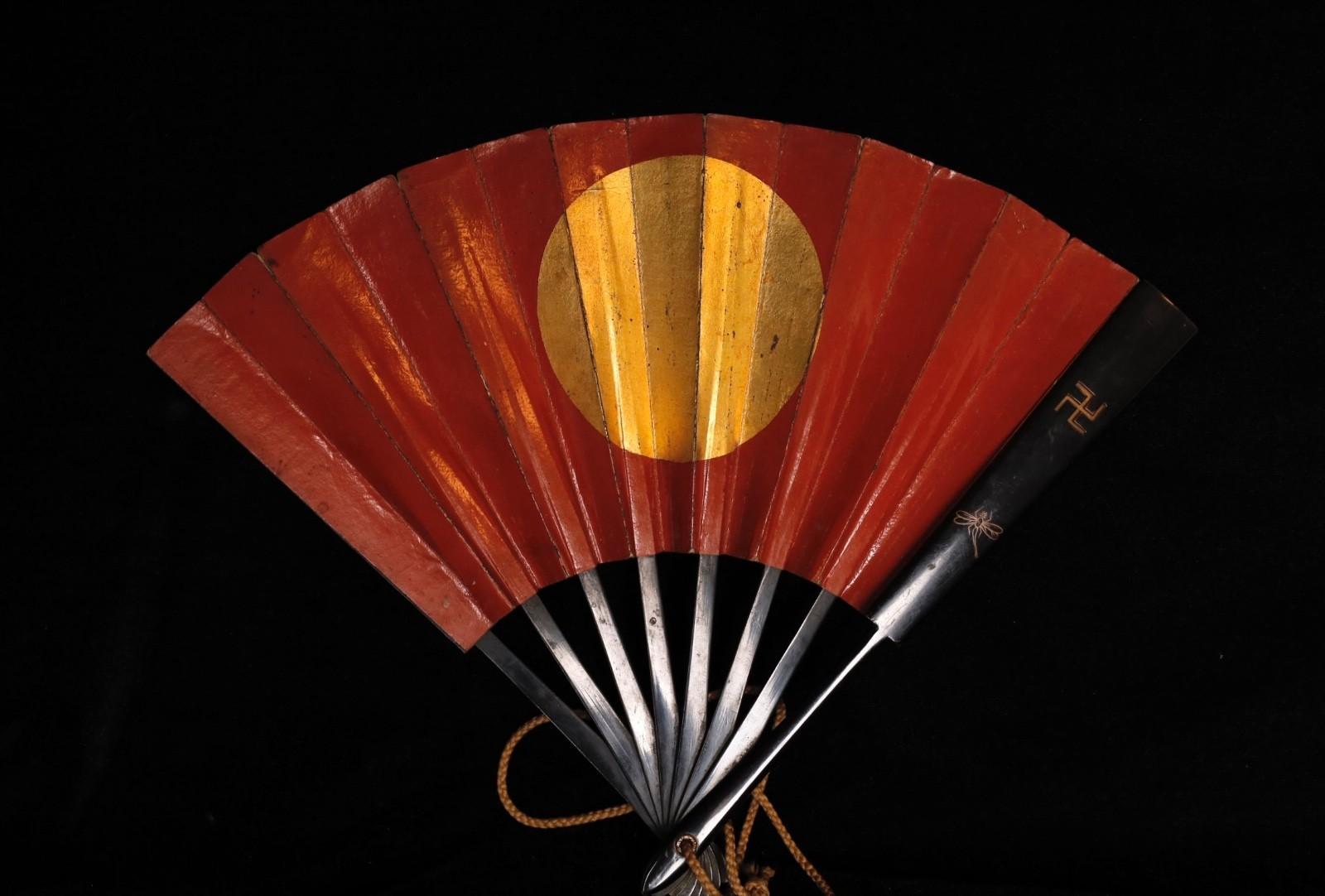 Ein seltener Samurai-Gunsen-Kriegsfächer aus der Mid-Edo-Periode (17.-18. Jh.), der mit den bedeutenden Wappen des Hachisuka-Clans verziert ist. Fachmännisch gefertigt aus lackiertem und geschnitztem Bambus, mit lackierten und vergoldeten