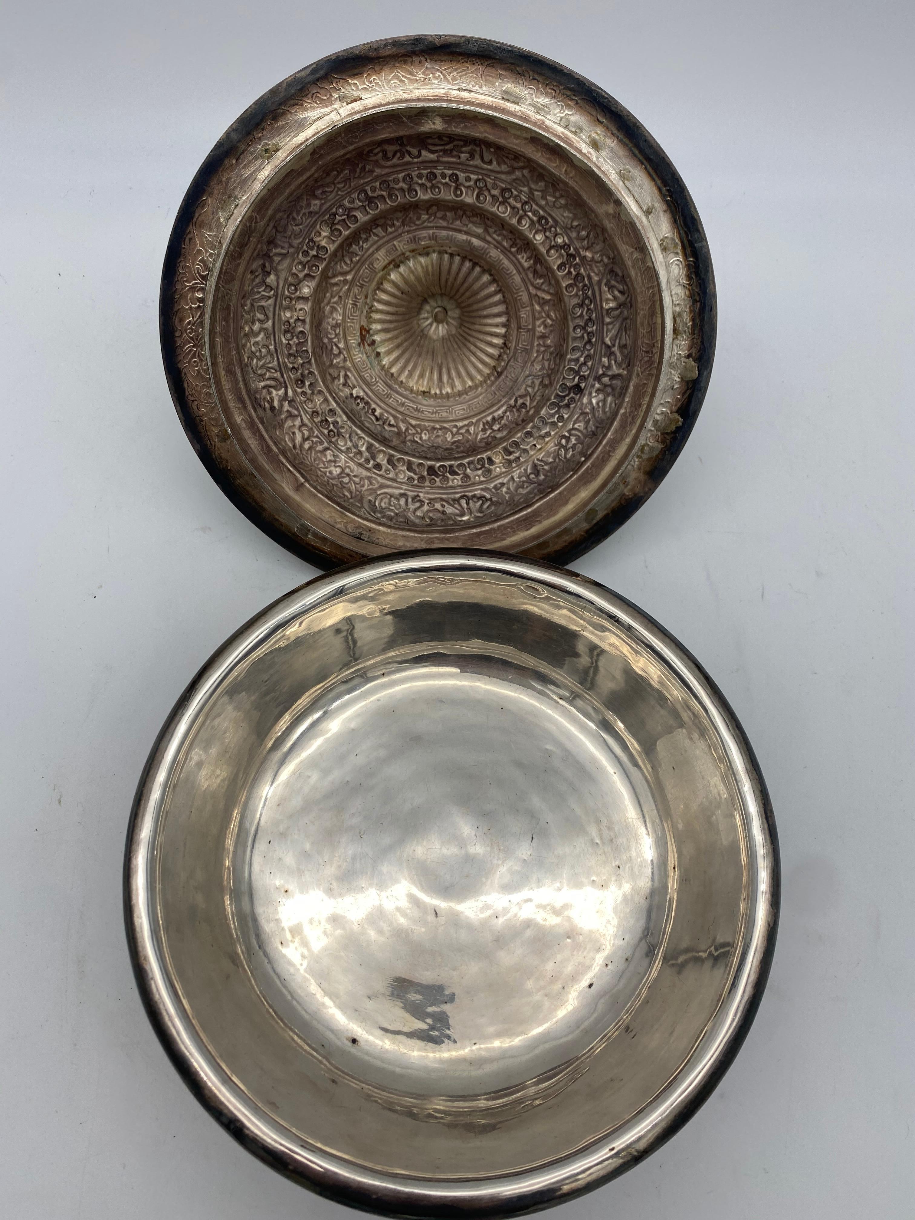Seltene tibetische Silberschale mit Brulenbezug und Koralle aus dem 17. Jahrhundert im Angebot 3