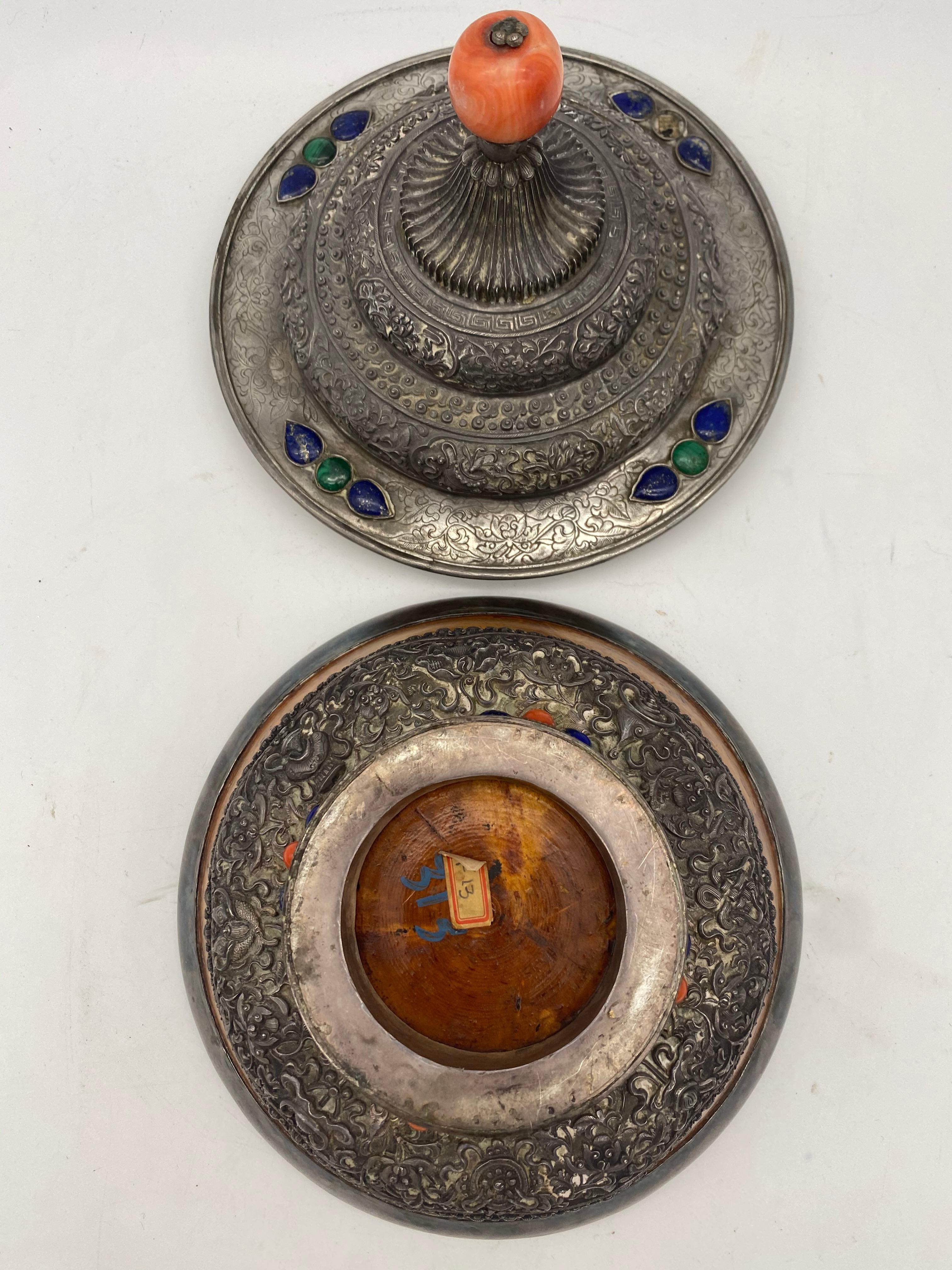 Seltene tibetische Silberschale mit Brulenbezug und Koralle aus dem 17. Jahrhundert im Angebot 6