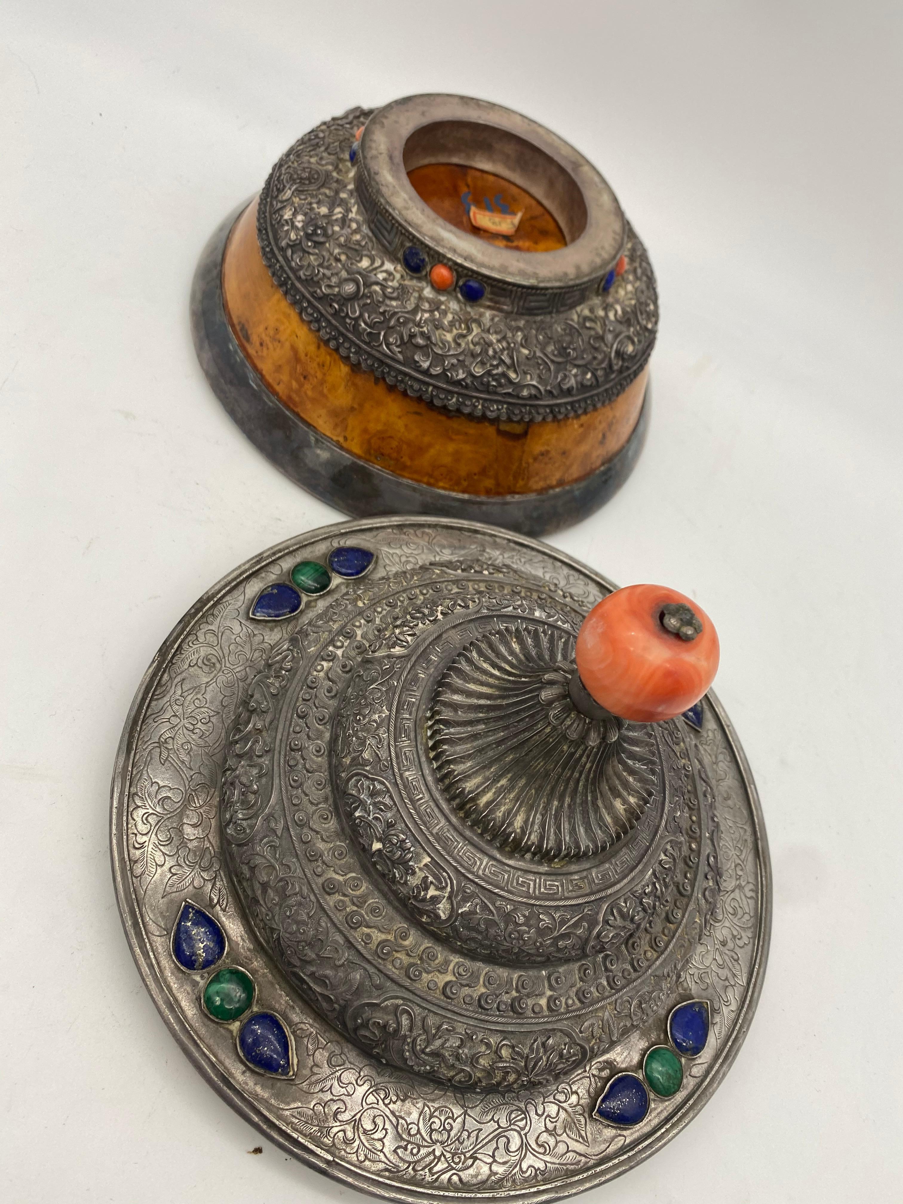 Seltene tibetische Silberschale mit Brulenbezug und Koralle aus dem 17. Jahrhundert im Angebot 11