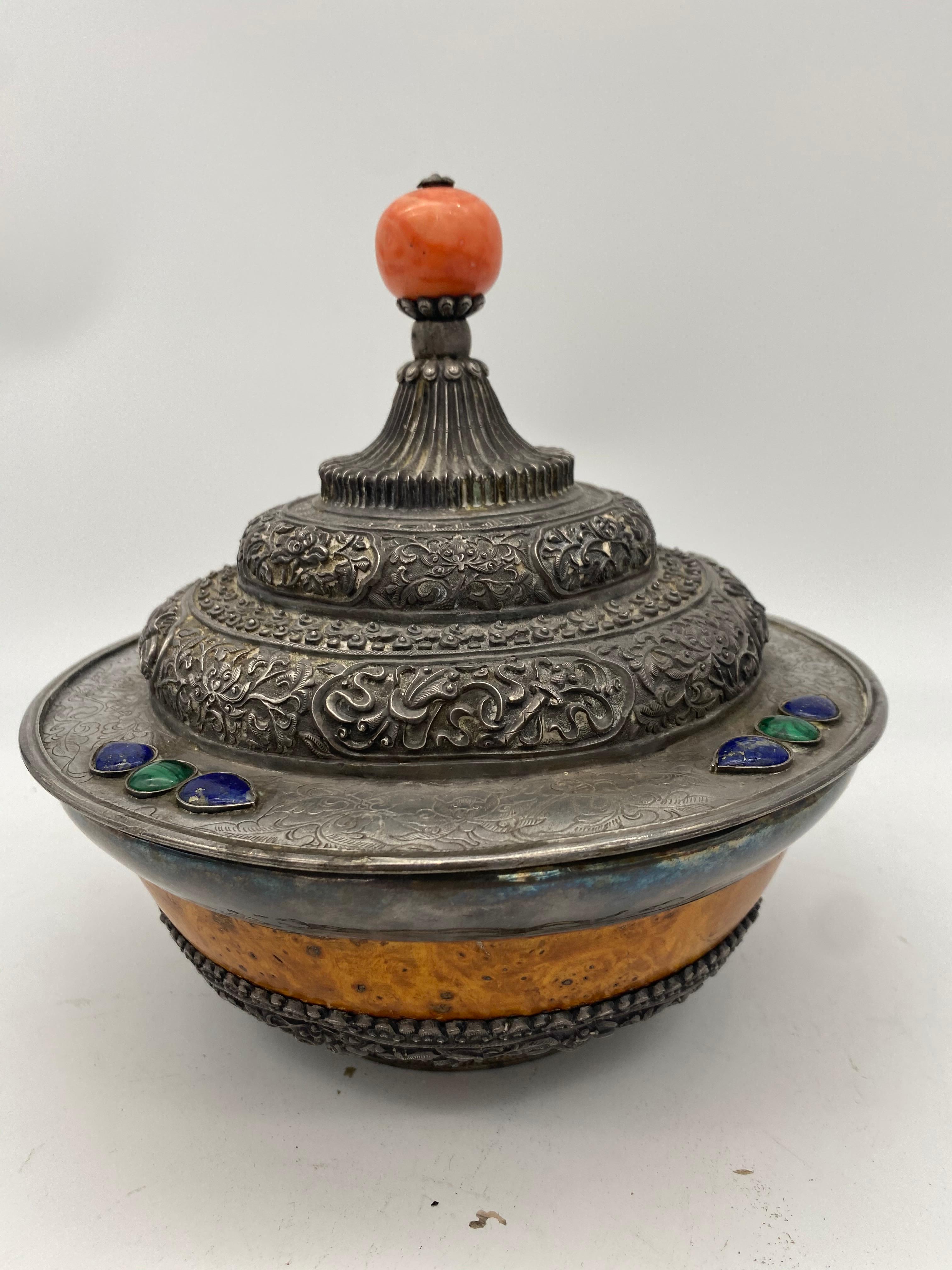 Seltene tibetische Silberschale mit Brulenbezug und Koralle aus dem 17. Jahrhundert (Tibetisch) im Angebot
