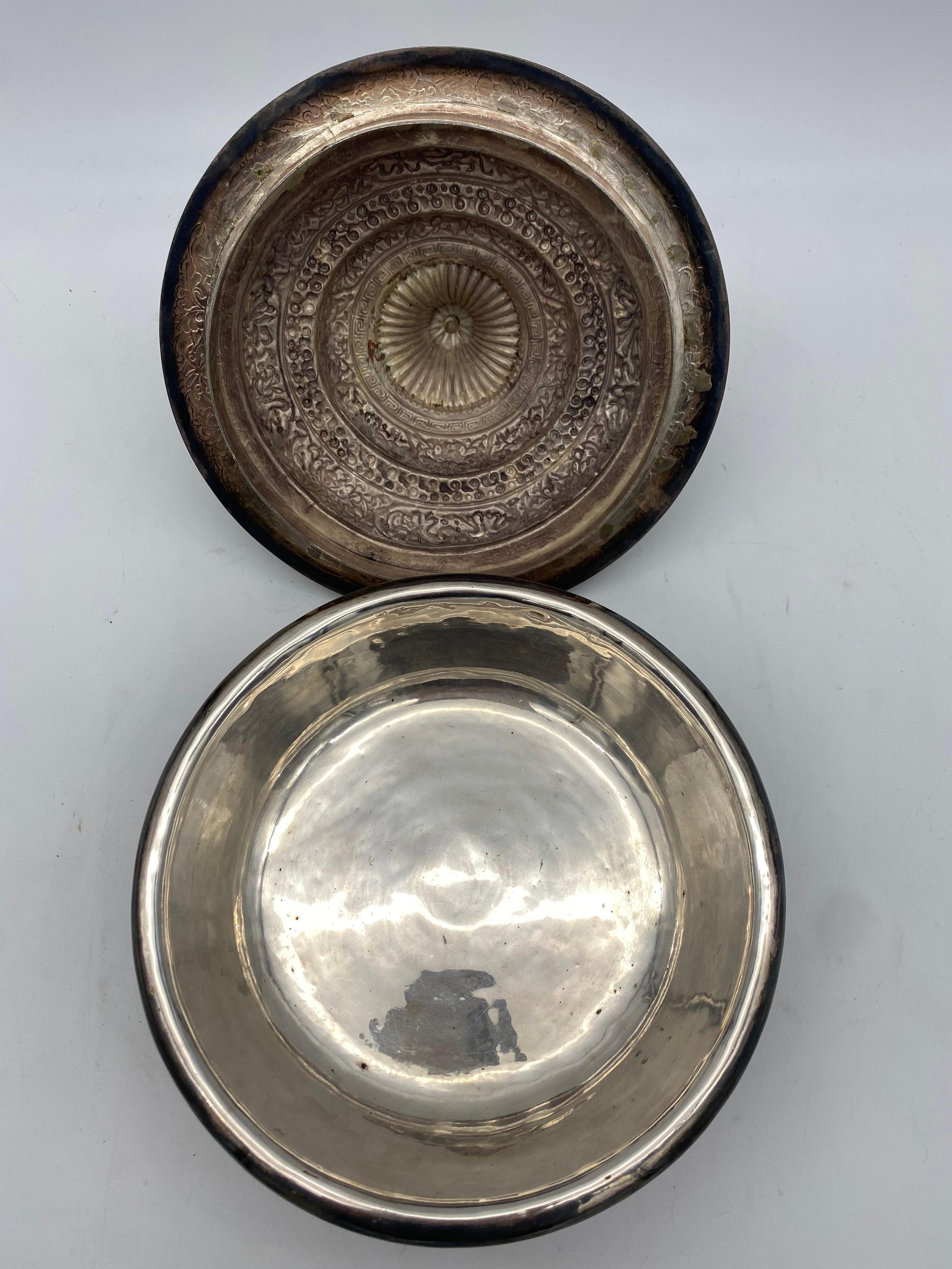 Seltene tibetische Silberschale mit Brulenbezug und Koralle aus dem 17. Jahrhundert im Angebot 2