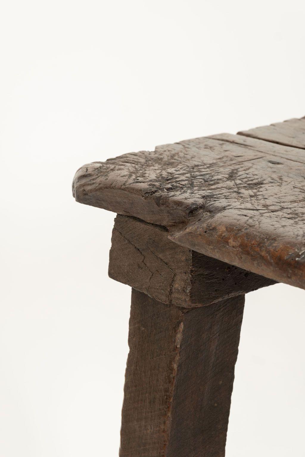 Rechteckige Nussbaumkonsole aus dem 17. Jahrhundert auf einem Gestell. CIRCA 1640-1670er Jahre handgeschnitzter Konsolentisch aus Nussbaumholz aus Italien. Die dicke, einteilige Platte ruht auf einfachen, viereckigen Beinen und einem Untergestell in