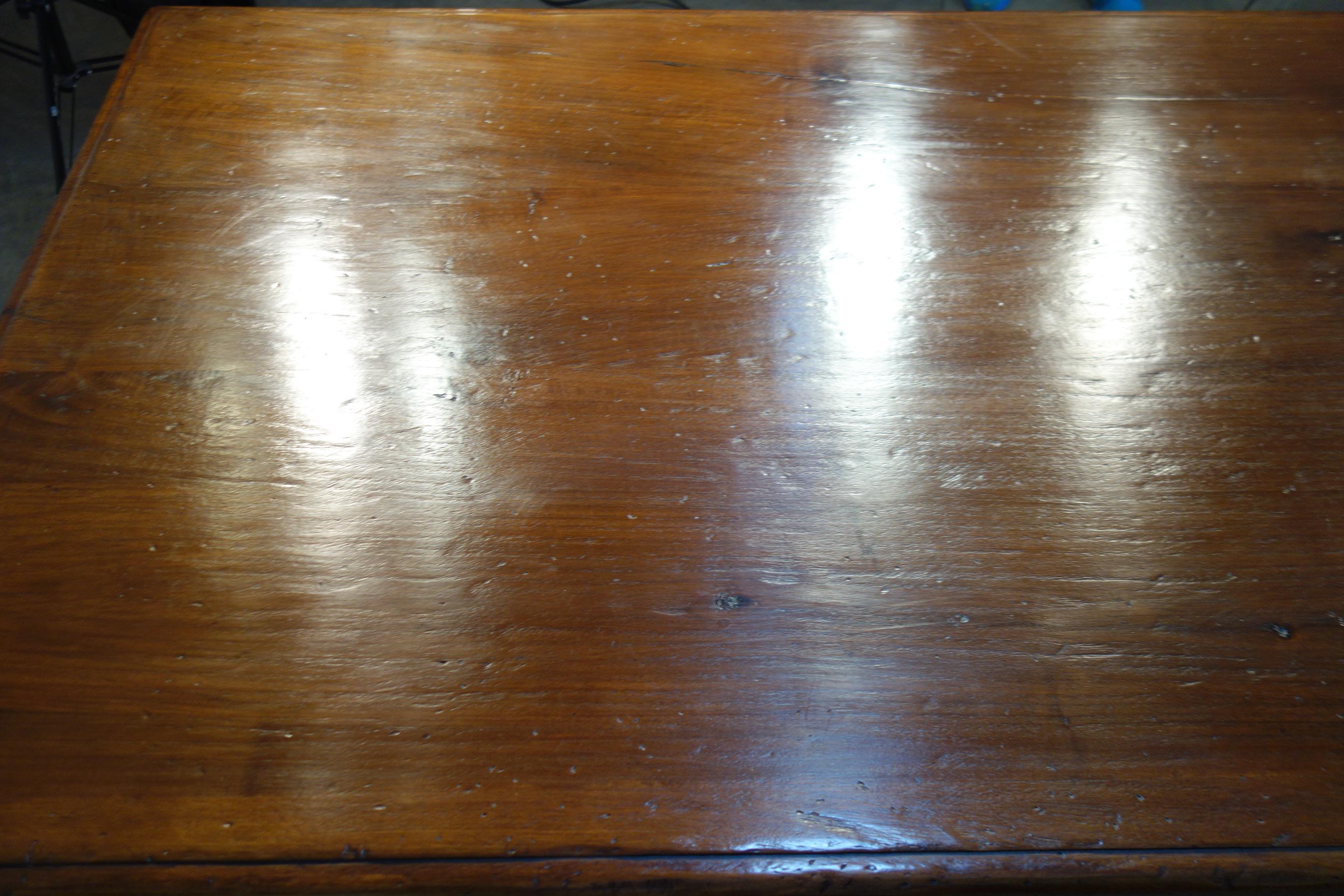 Table LIRA en noyer italien foncé de style réfectoire du 17ème siècle avec options de taille et de finition en vente 5