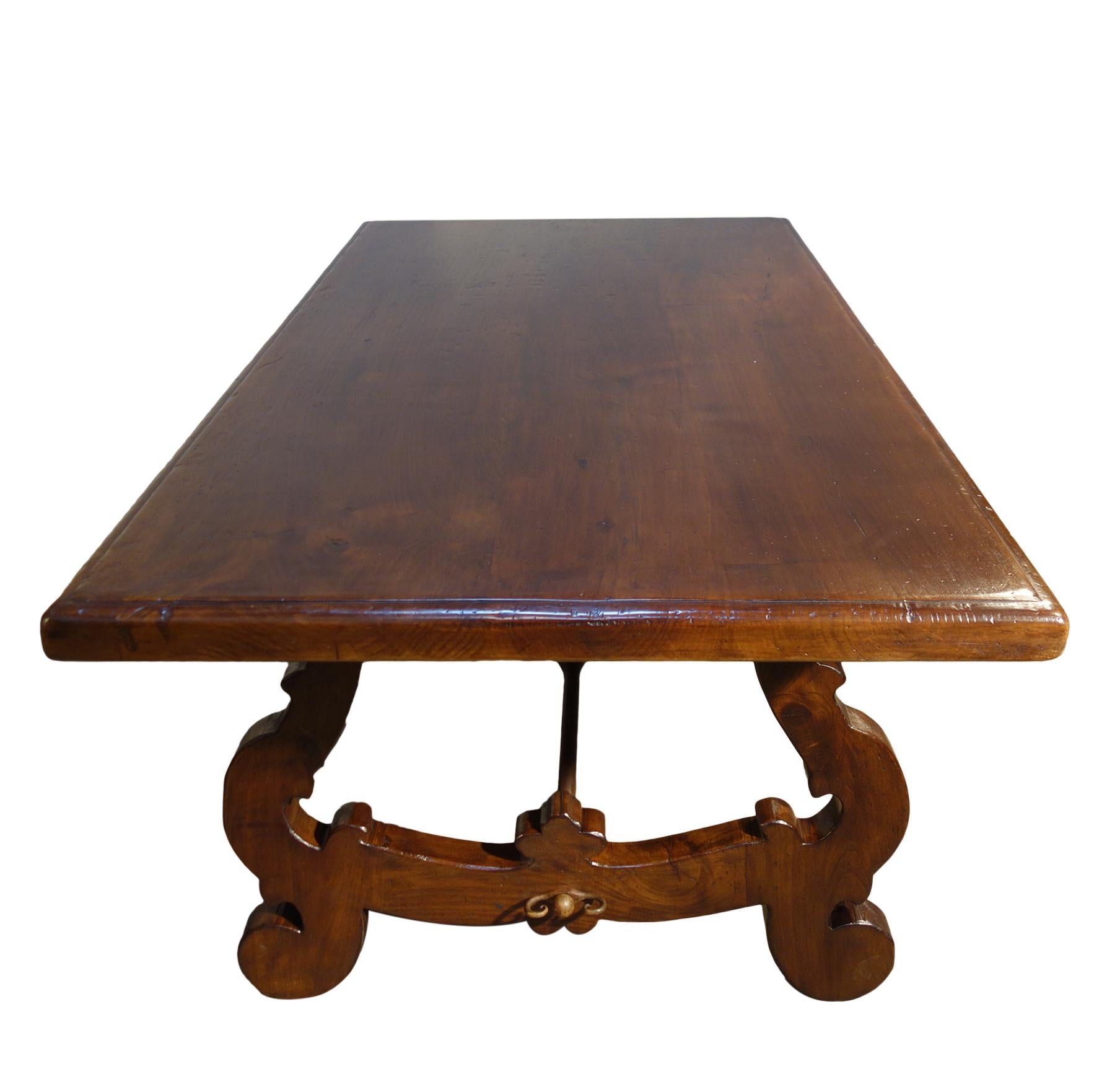 Forgé Table LIRA en noyer italien foncé de style réfectoire du 17ème siècle avec options de taille et de finition en vente