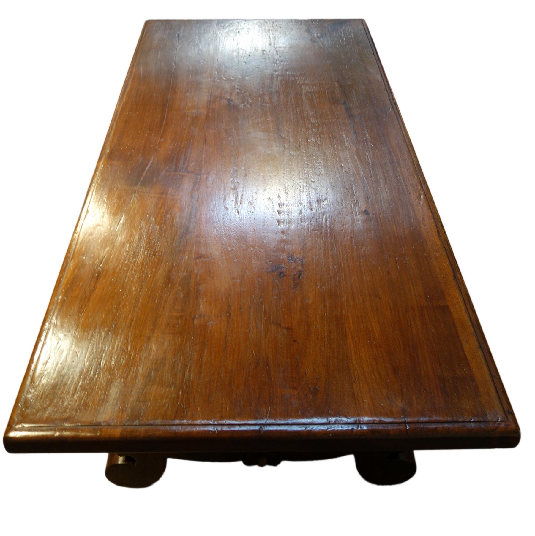 Fer Table LIRA en noyer italien foncé de style réfectoire du 17ème siècle avec options de taille et de finition en vente