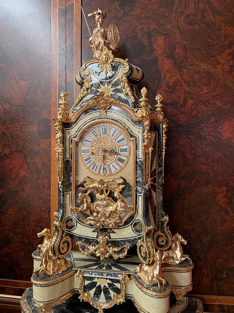 Regency-Uhr und Konsolentisch aus dem 17. (Italienisch) im Angebot