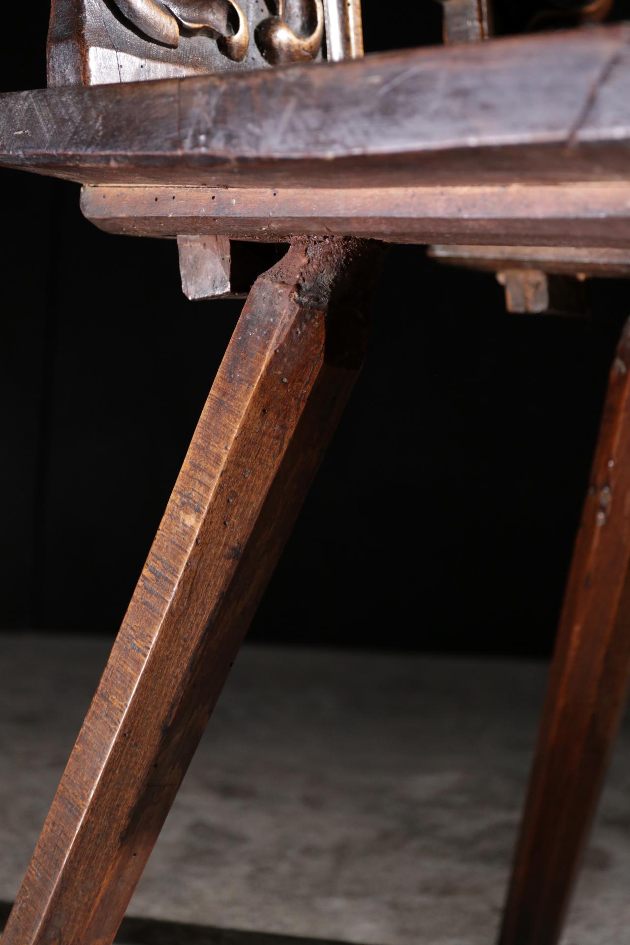 Renaissance-Sgabello-Stuhl aus Nussbaumholz, 17. Jahrhundert im Angebot 3