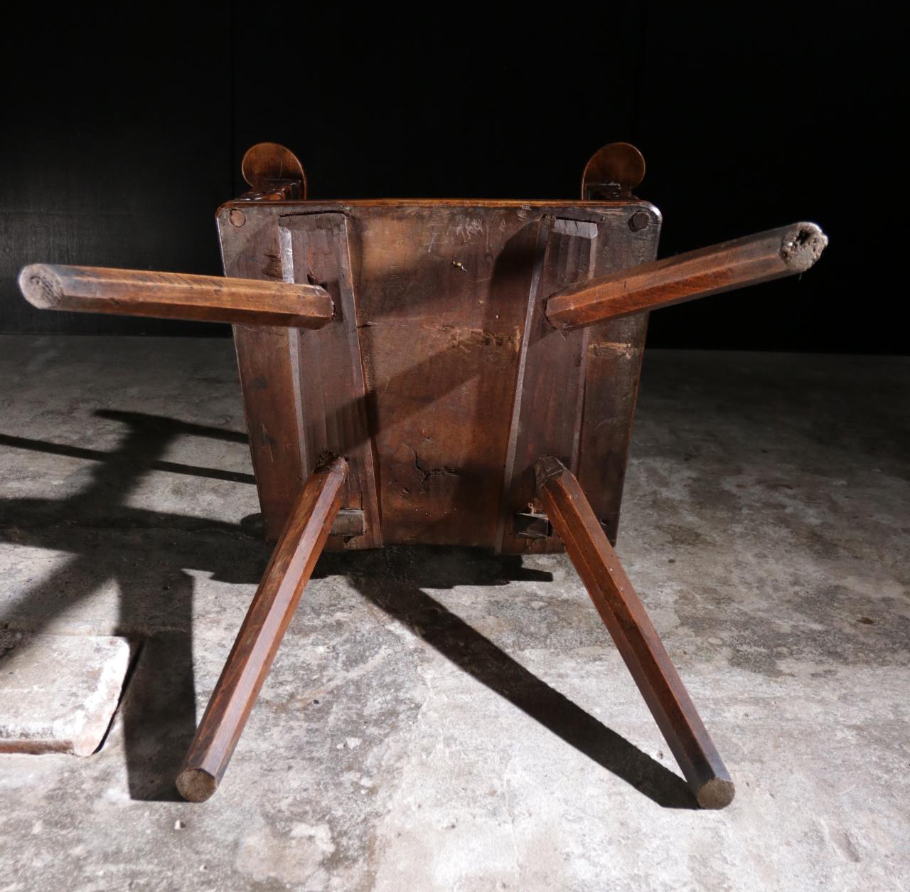 Renaissance-Sgabello-Stuhl aus Nussbaumholz, 17. Jahrhundert im Angebot 11