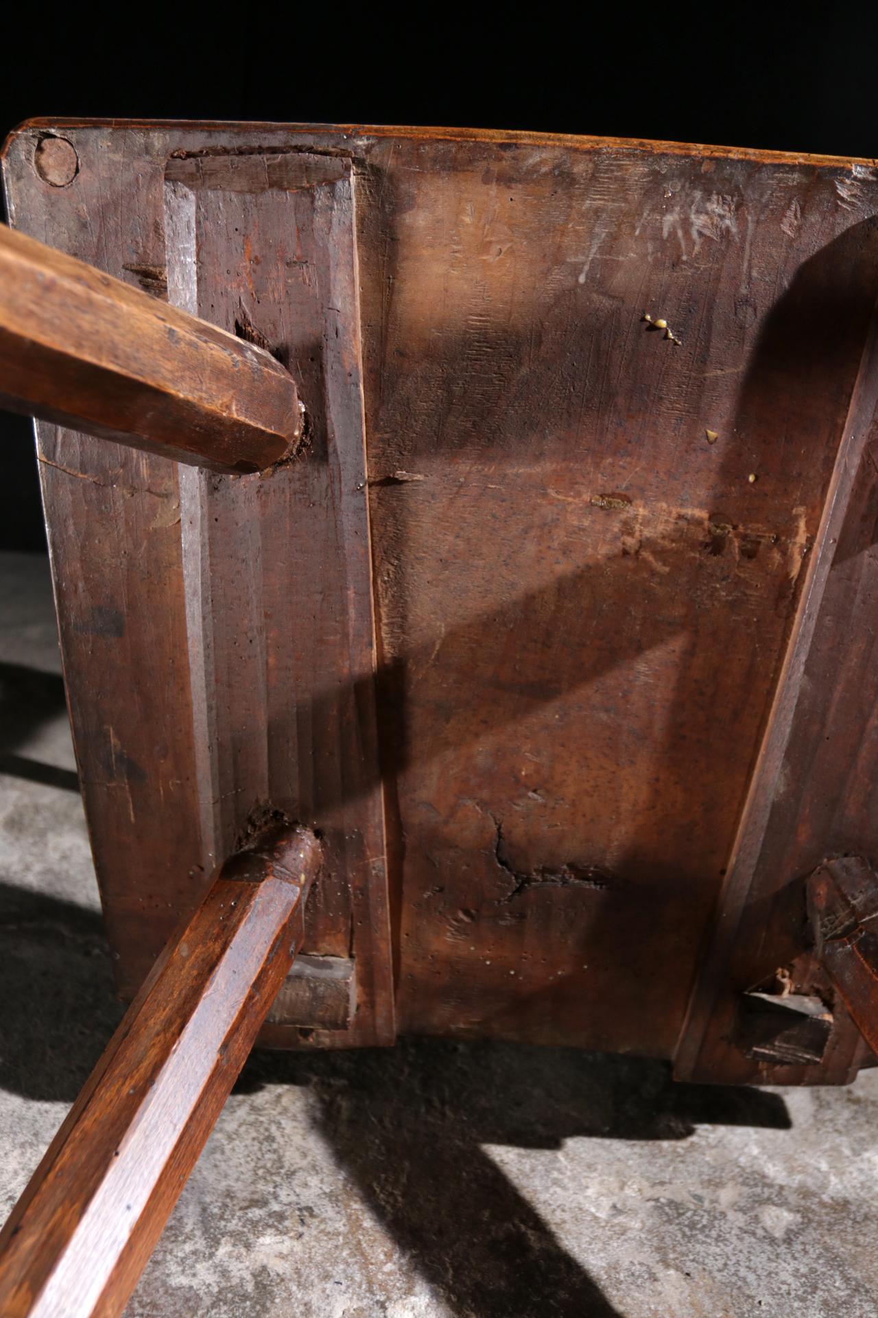 Sedia rinascimentale in noce Sgabello del XVII secolo in vendita 11