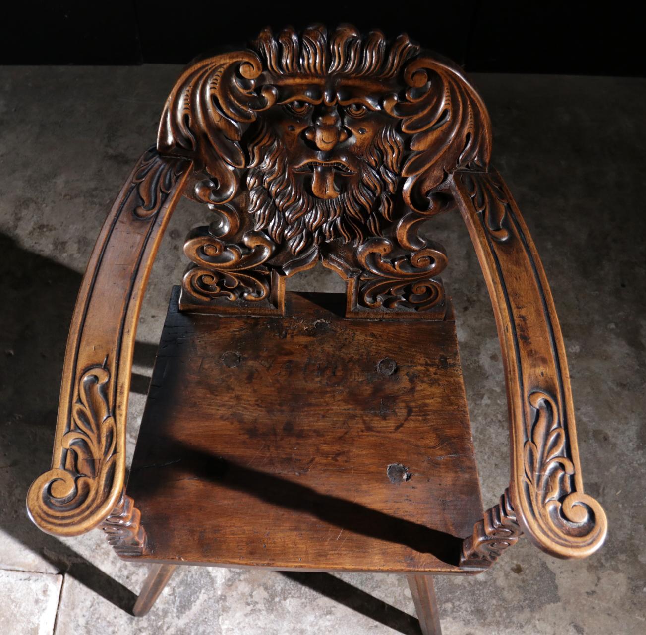 Renaissance-Sgabello-Stuhl aus Nussbaumholz, 17. Jahrhundert im Angebot 1