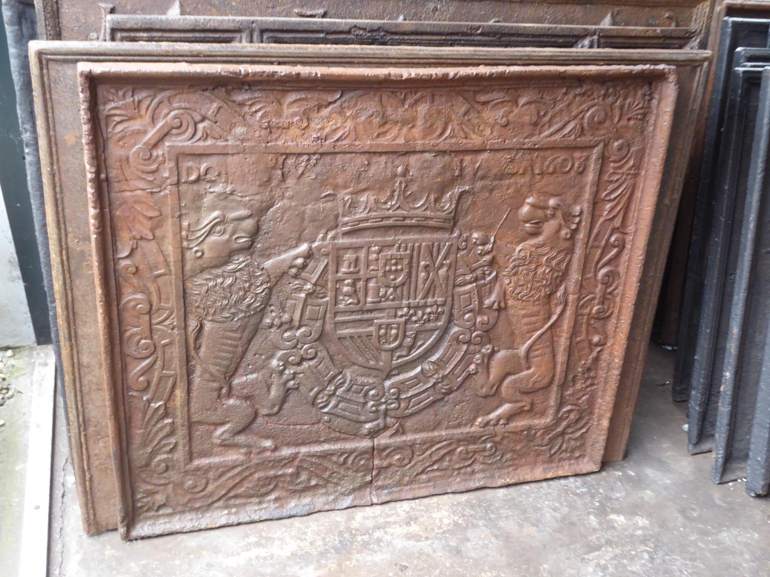plaque de cheminee ancienne avec armoiries