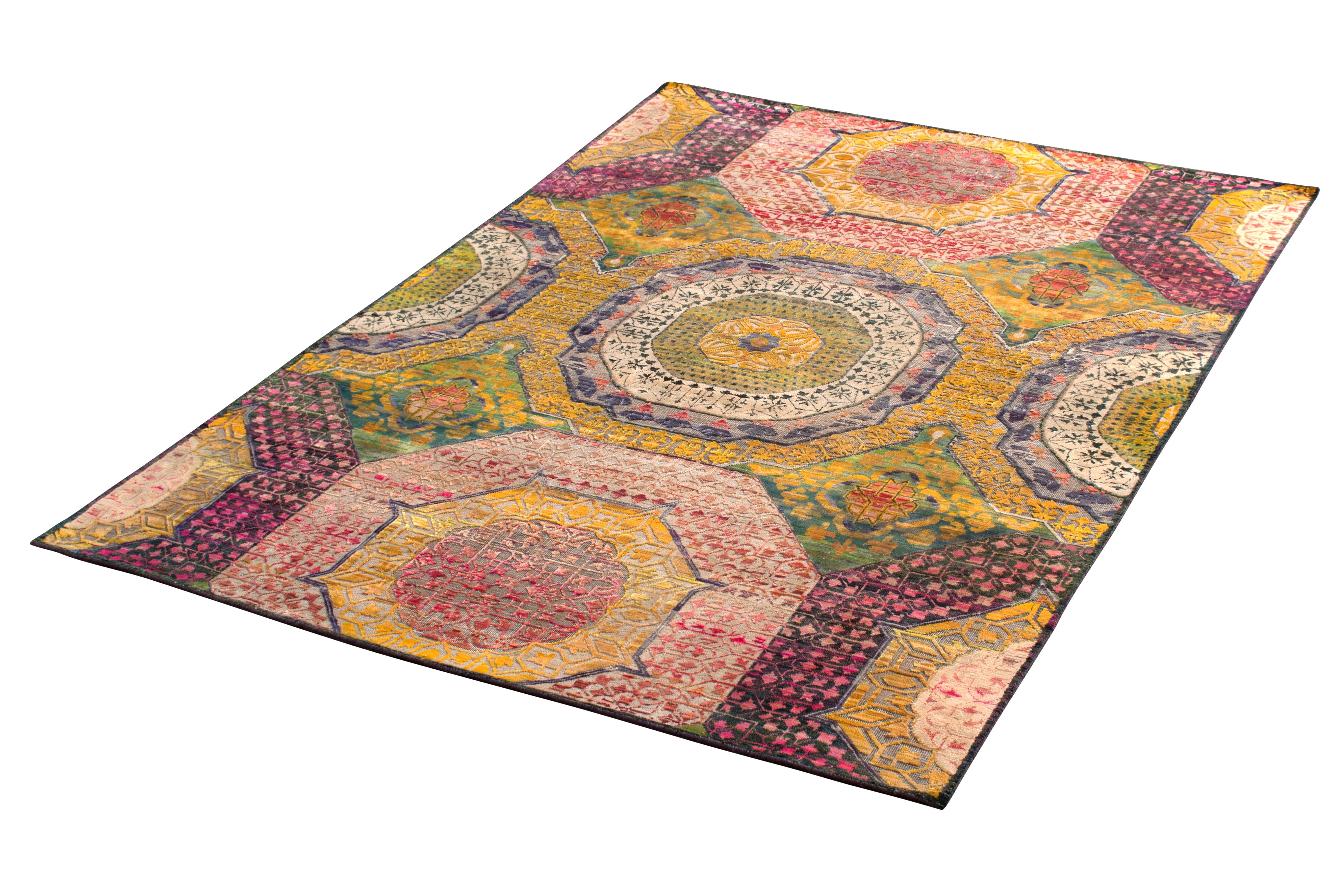 S'inspirant de modèles turcs renommés du XVIIe siècle, ce tapis de style médaillon noué à la main de Rug & Kilim présente un jeu étonnant de couleurs royales et fantaisistes dans le motif Classic grâce à un mélange de laine et de soie lavée et