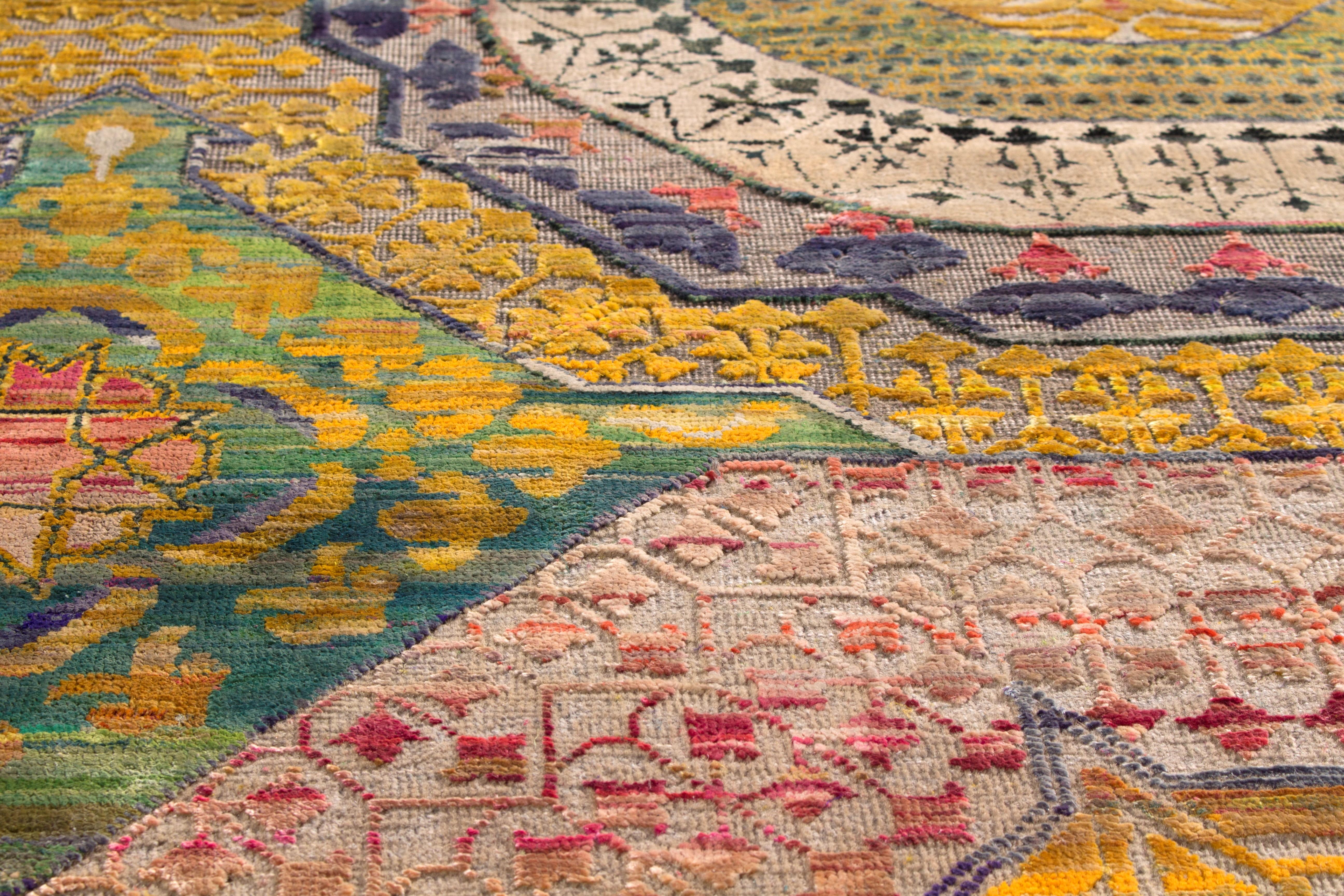 Teppich & Kelim inspirierter Medaillon-Teppich aus dem 17. Jahrhundert in Gold und Lila (Islamisch) im Angebot
