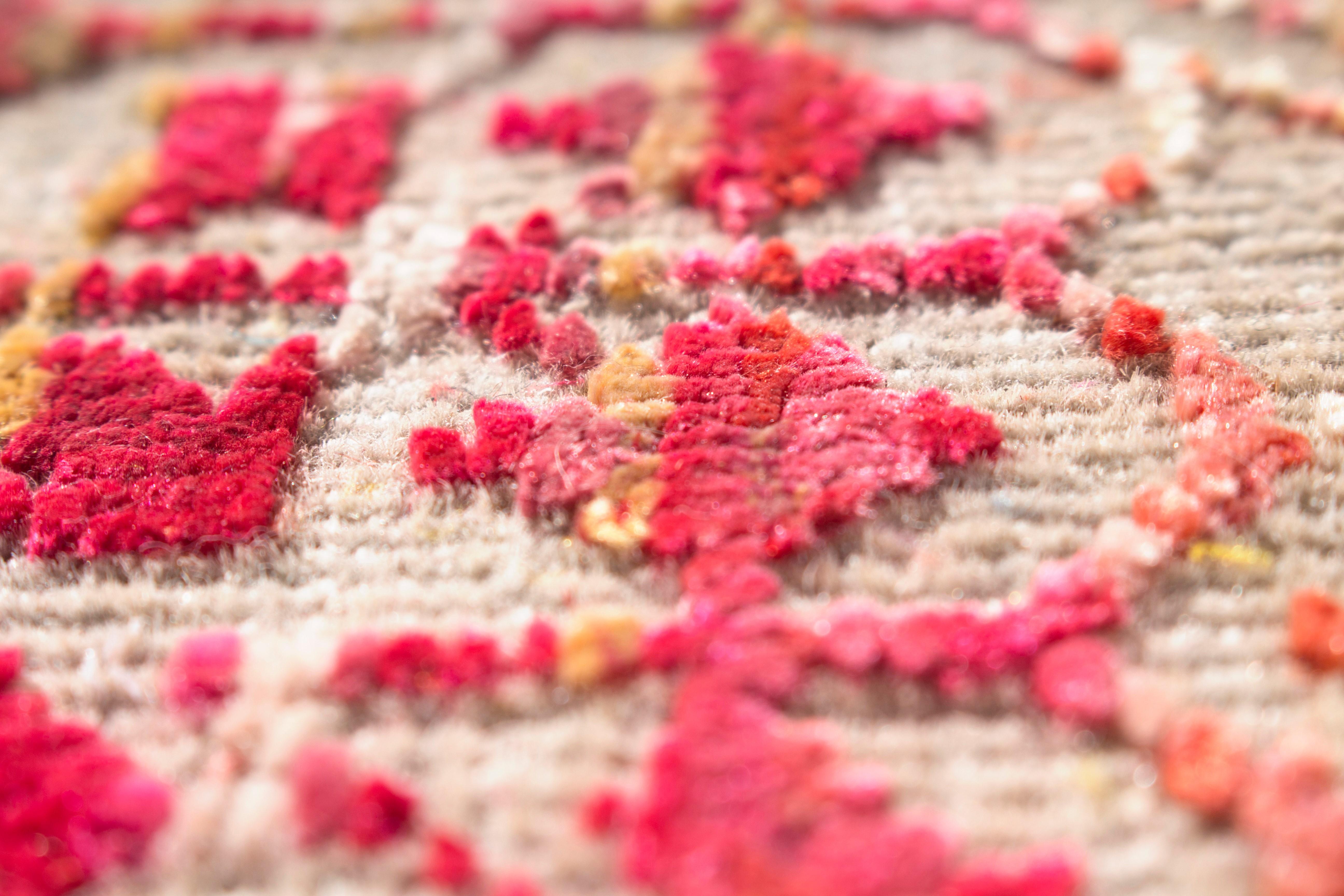 Teppich & Kelim inspirierter Medaillon-Teppich aus dem 17. Jahrhundert in Gold und Lila im Zustand „Neu“ im Angebot in Long Island City, NY