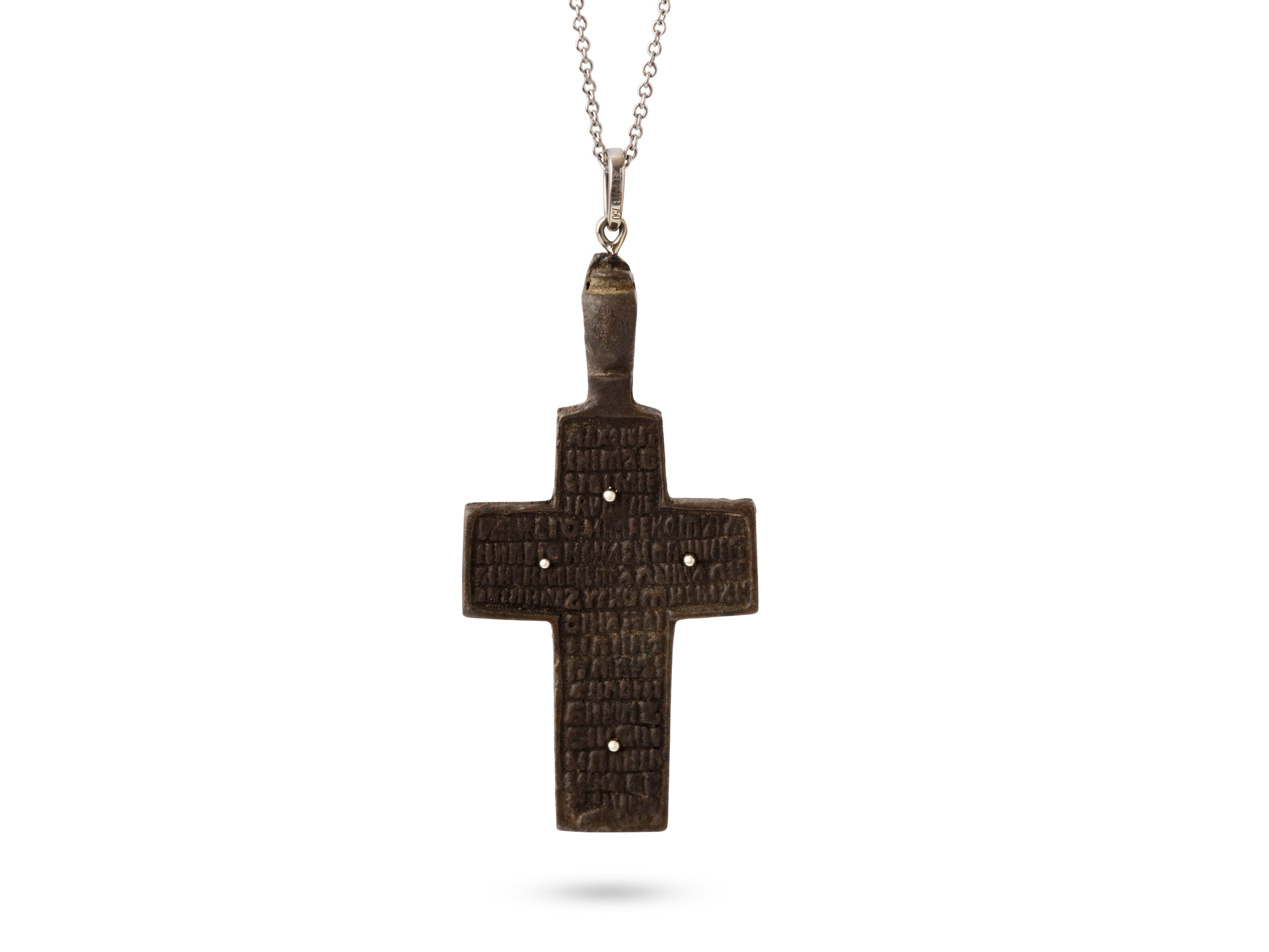 The Revival Collection'S 
Russisch-orthodoxes Kreuz aus dem 17. 
Akzentuiert durch ein Diamantkreuz im etruskischen Stil aus 18 Karat Weißgold mit Diamantbügel. 
Es gibt 44 Akzent-Diamanten mit ungefähr 0,55CTW - GH/SI1  
18 Zoll/18K Weißgold