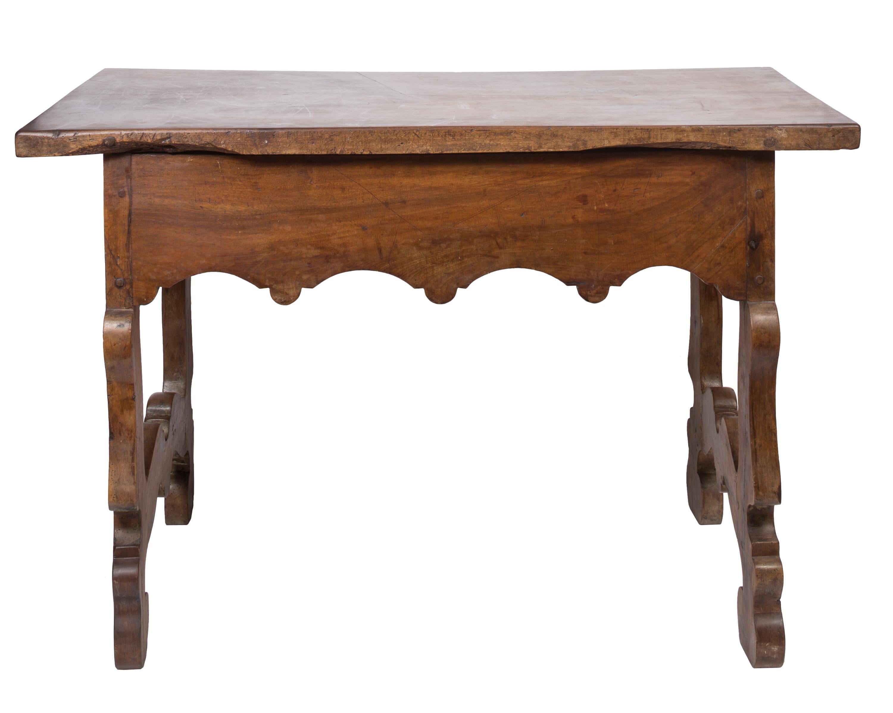 A beautiful and historic Spanish writing table with traditional mixtilineal “pata de lira” (lyre-shaped legs) containing both curves and straight lines, in keeping with the Baroque style popular during the reign of Charles II in the second half of