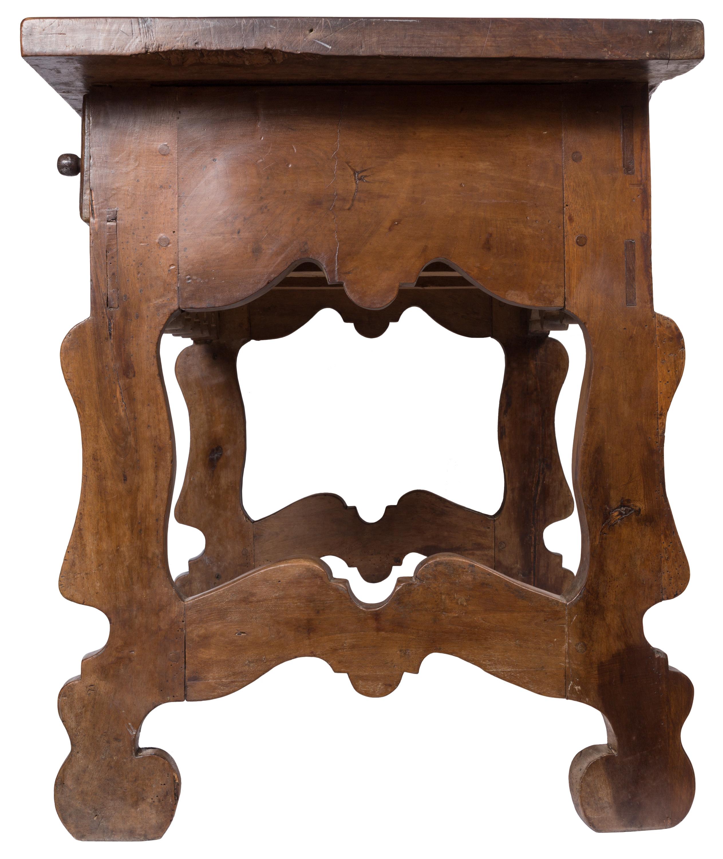 17th Century Rustic Wood Spanish Writing Table with Three Drawers In Good Condition In Madrid, ES