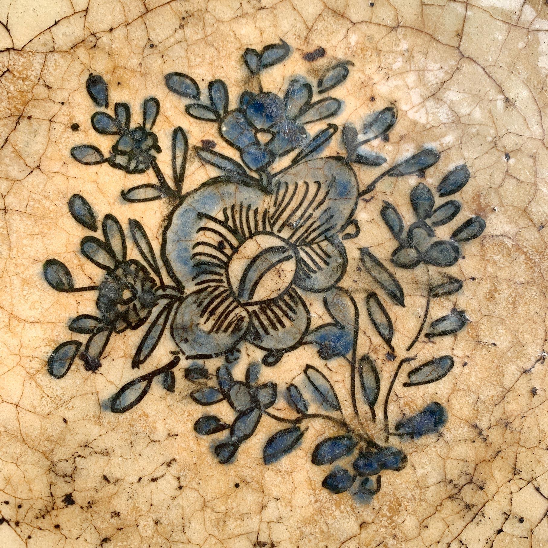 Islamico 17th Century Safavid Blue Pottery Dish in vendita