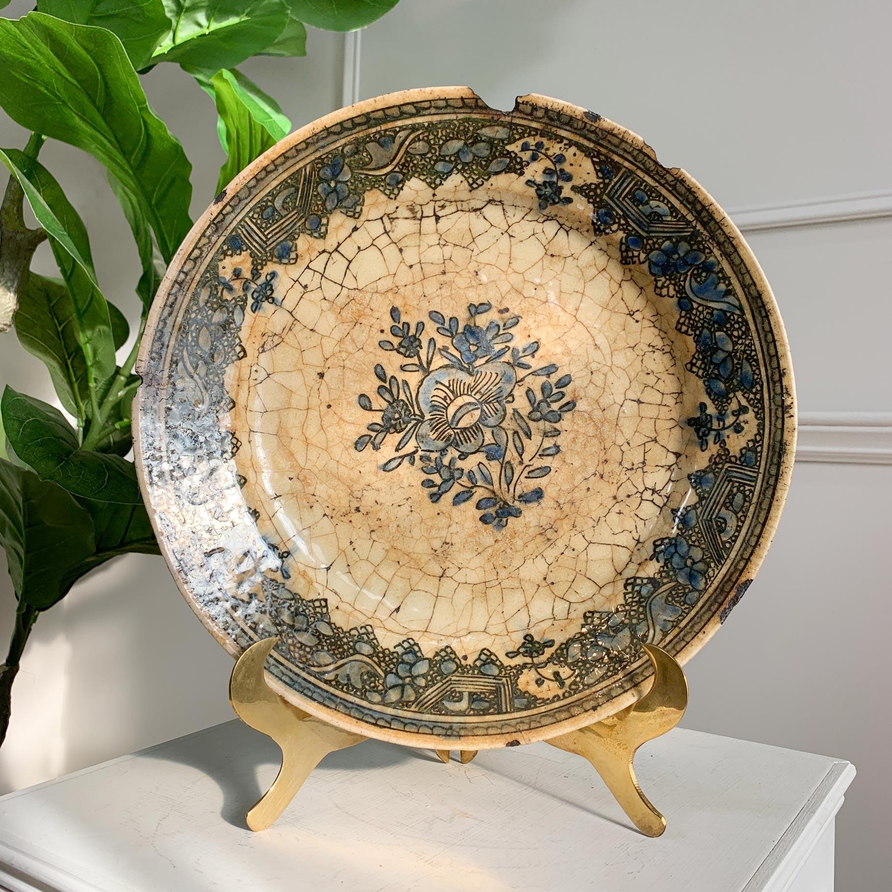 Persiano 17th Century Safavid Blue Pottery Dish in vendita