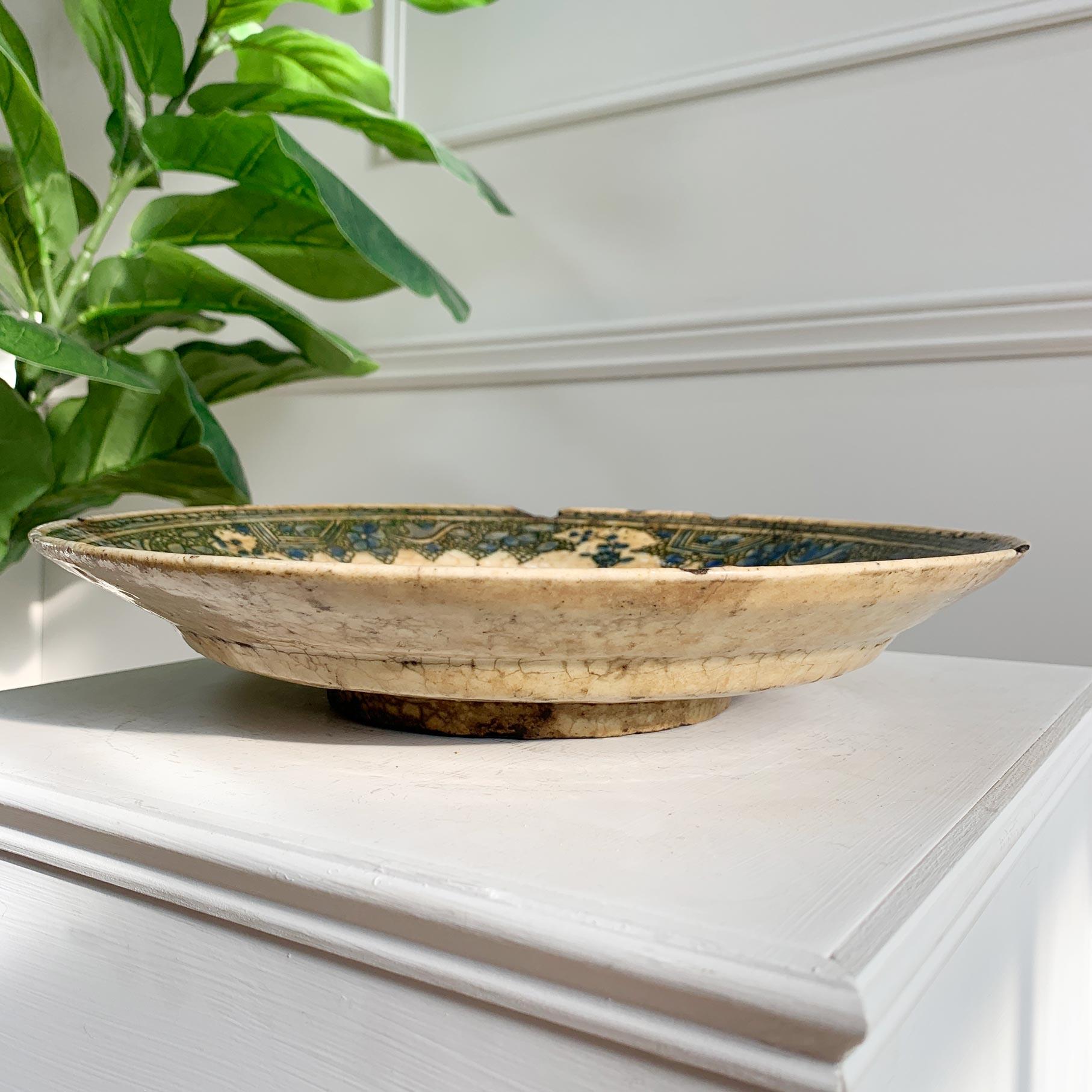 Ceramica 17th Century Safavid Blue Pottery Dish in vendita