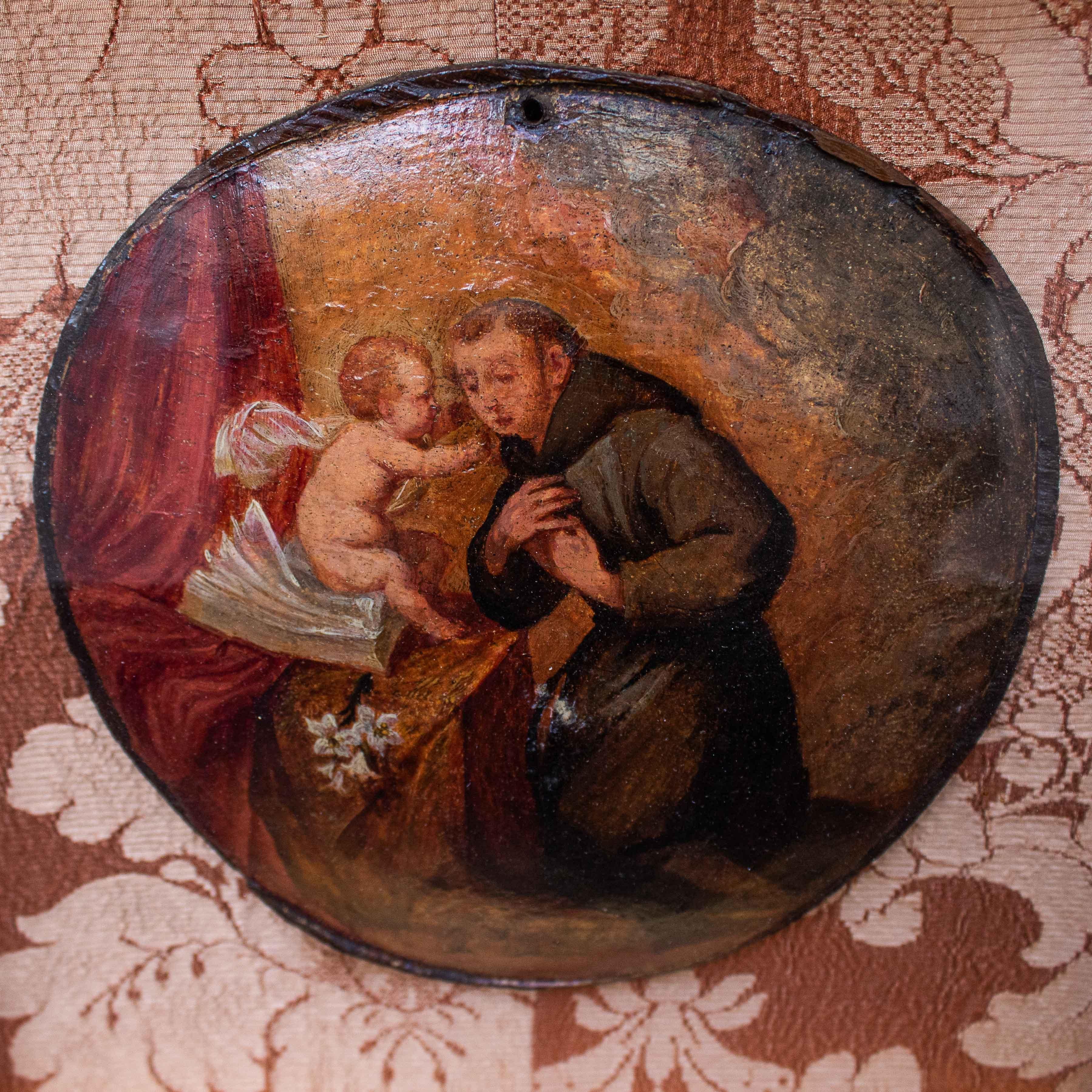 17th Century
Saint Anthony of Padua with the Child Jesus
Oil on round panel, 20 x 22 cm - with frame 36 x 39 cm

The small painting in question, characterized by a curious support such as the round and convex table, depicts St. Anthony of Padua