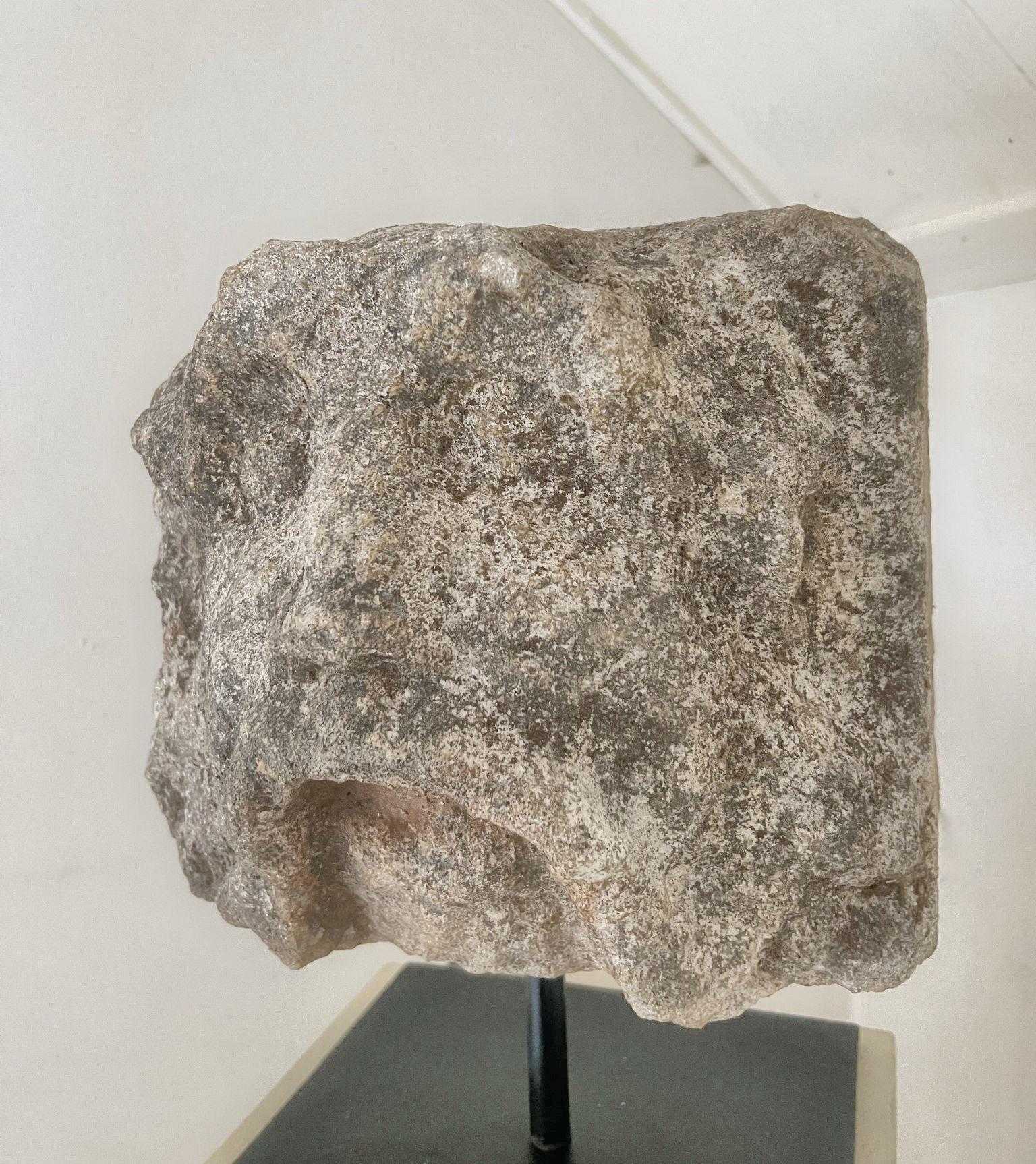 Sandstein-Gargoyle auf Ständer aus dem 17. Jahrhundert im Angebot 1